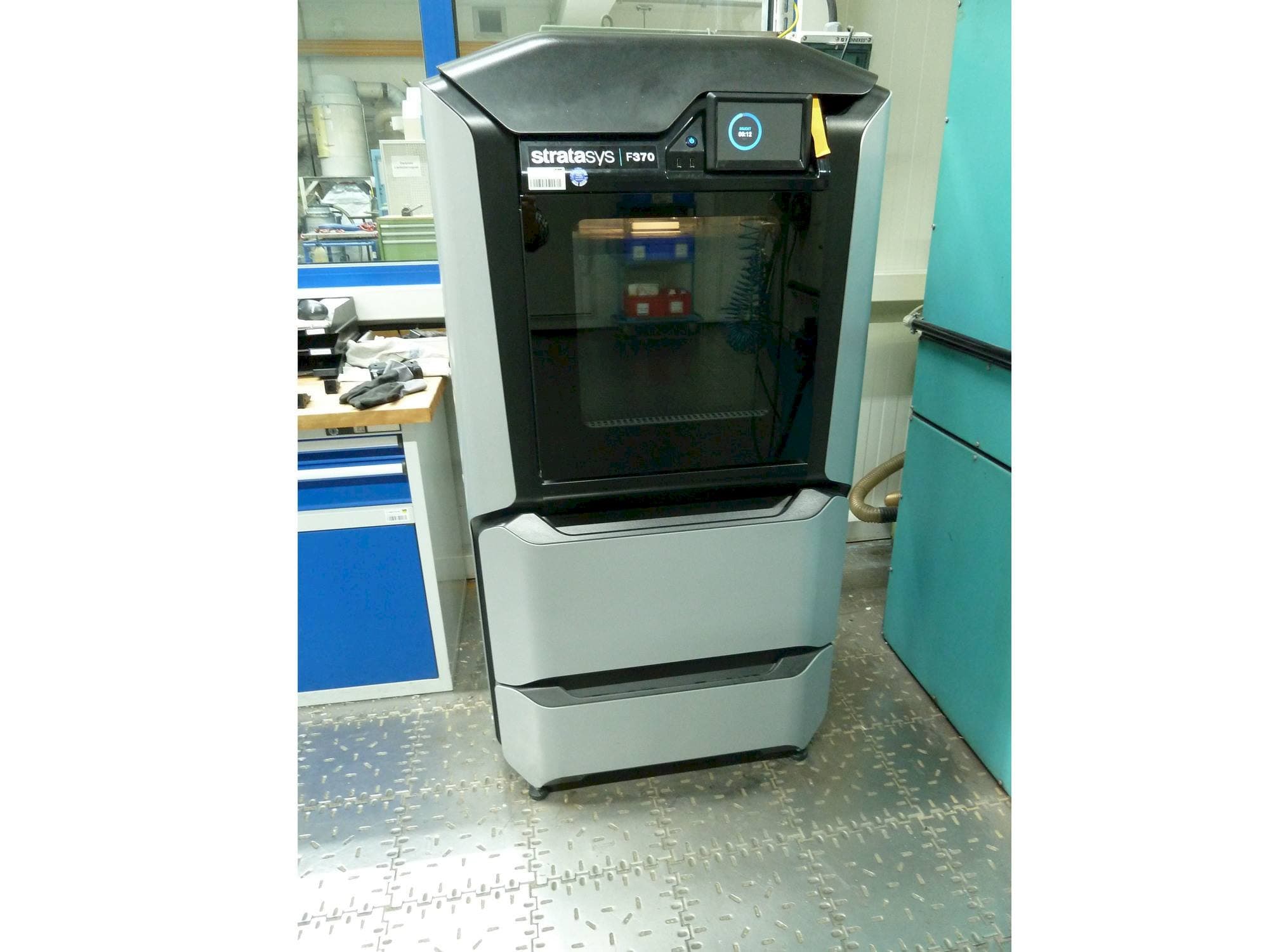 Prikaz  stroja Stratasys F370  sprijeda