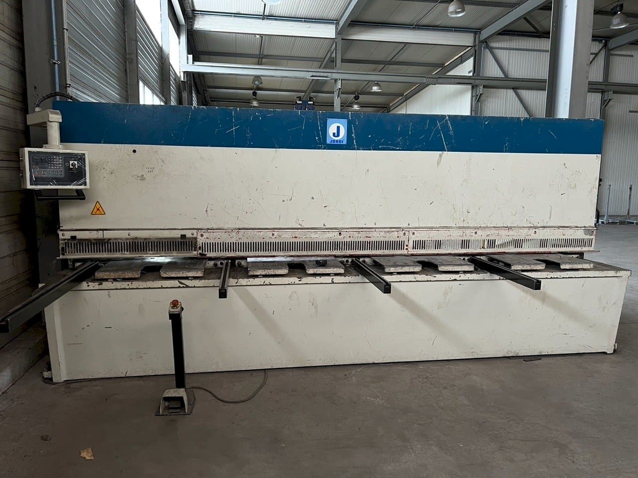 Prikaz stroja JORDI CH 413 sprijeda