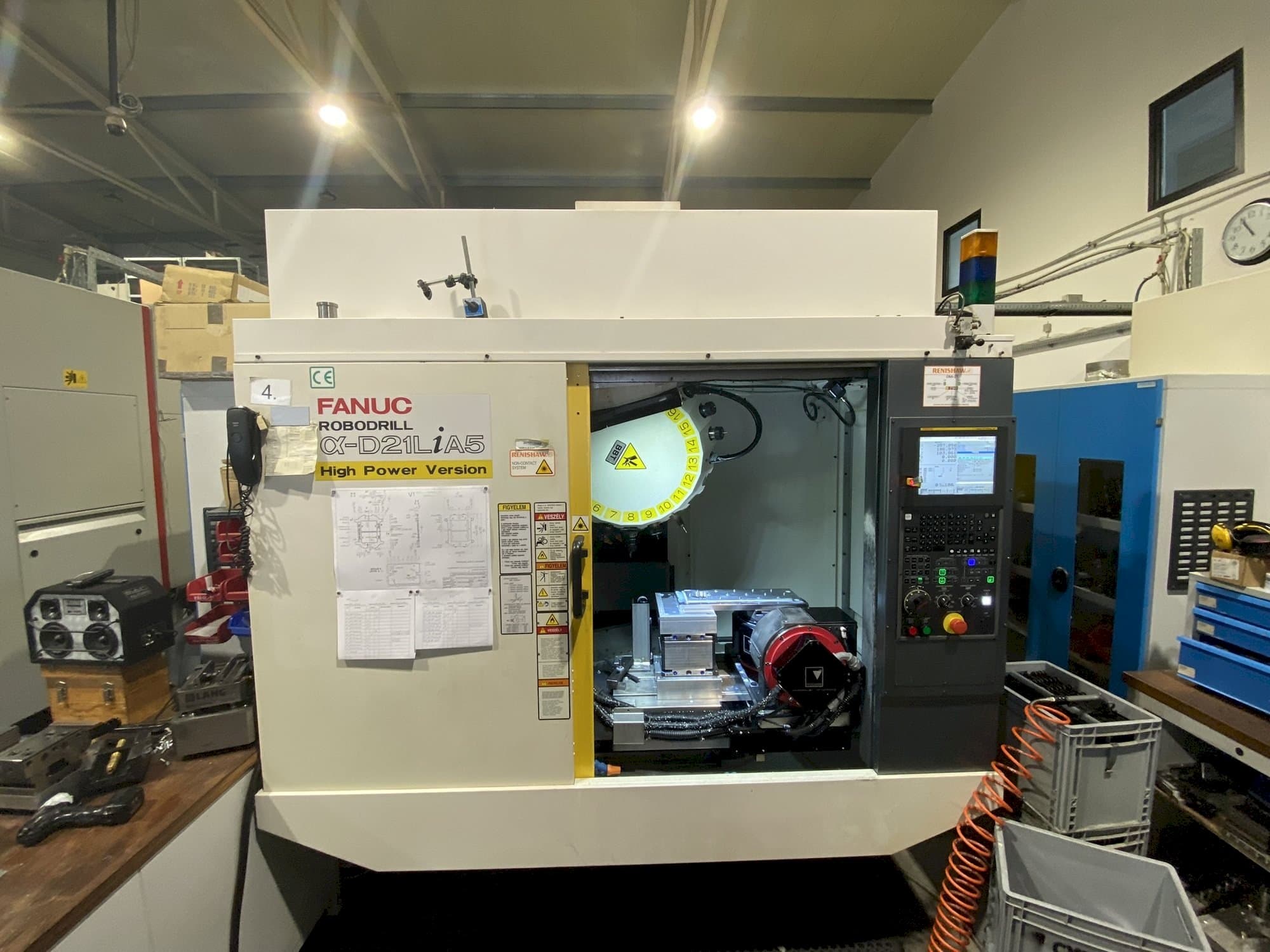 Prikaz stroja FANUC Robodrill Alpha D21LiB5 sprijeda