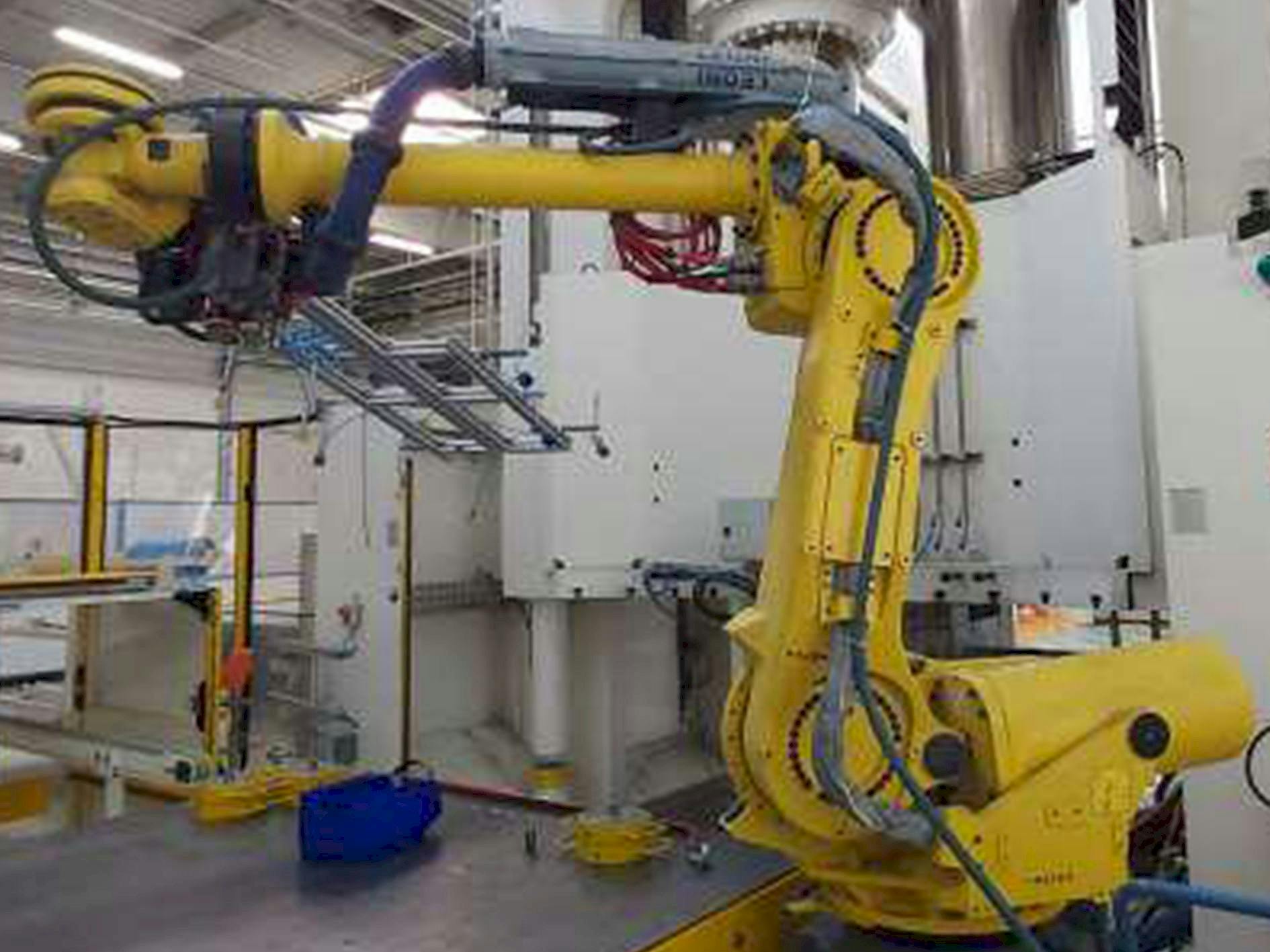 Prikaz  stroja FANUC Robot R-2000iB/185L  sprijeda