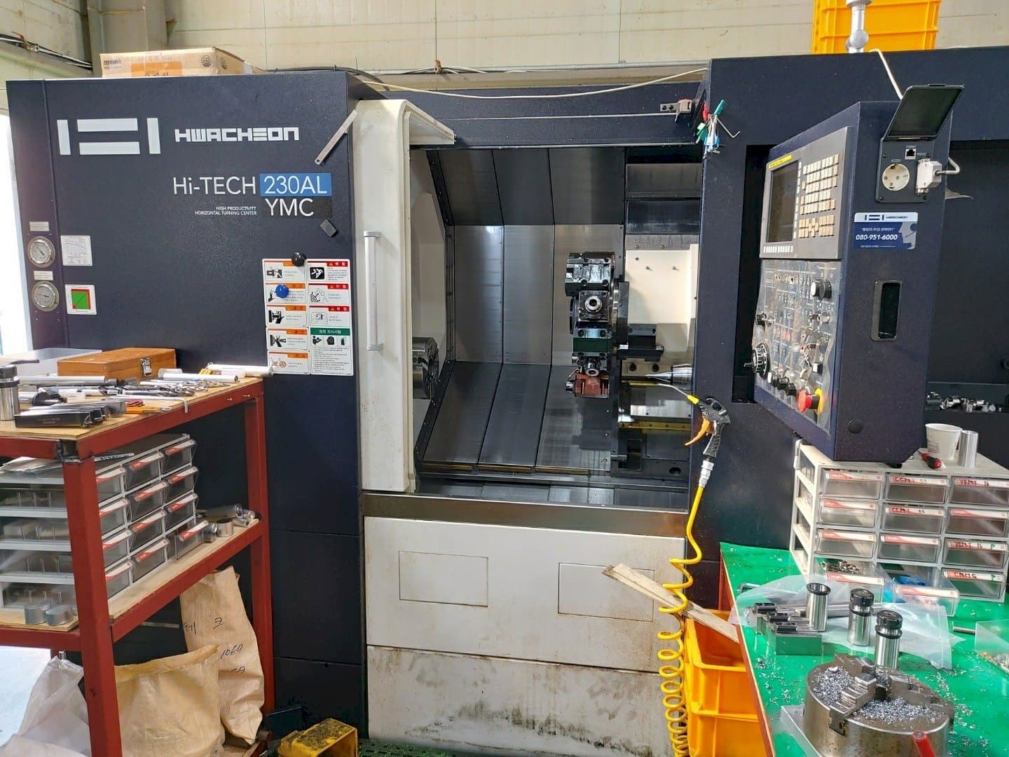 Prikaz stroja HWACHEON Hi-TECH 230AL YMC sprijeda