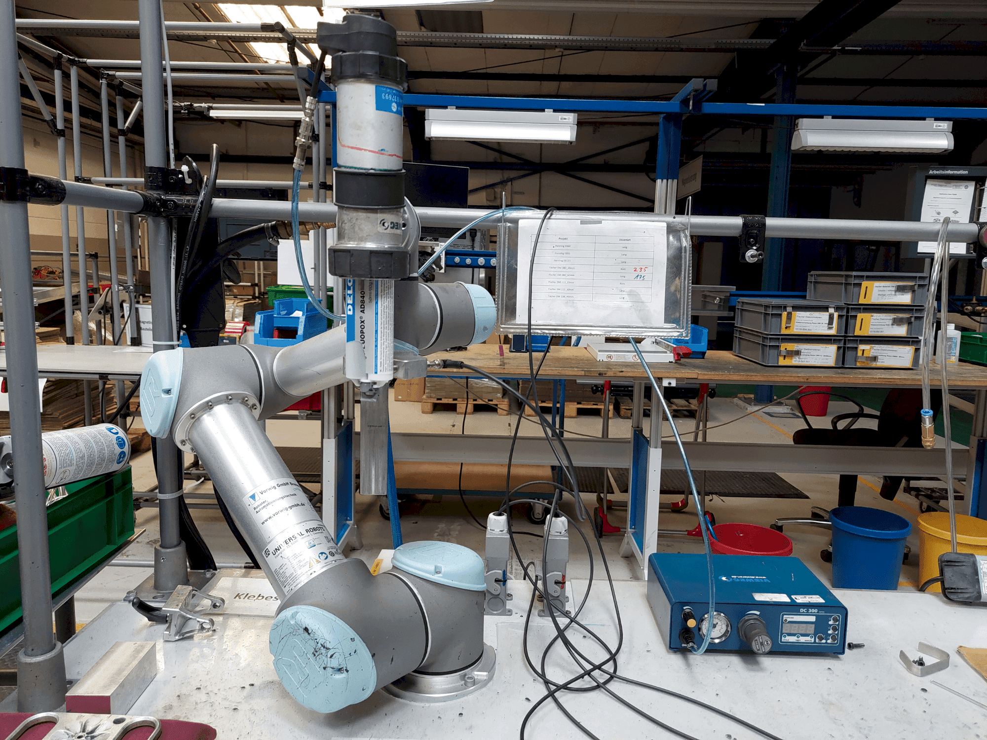 Prikaz  stroja Universal Robots UR5  sprijeda