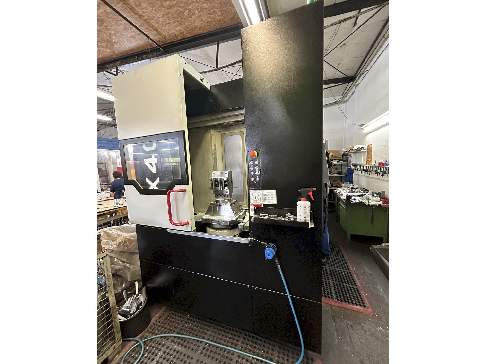 Prikaz stroja Quaser HX404 sprijeda