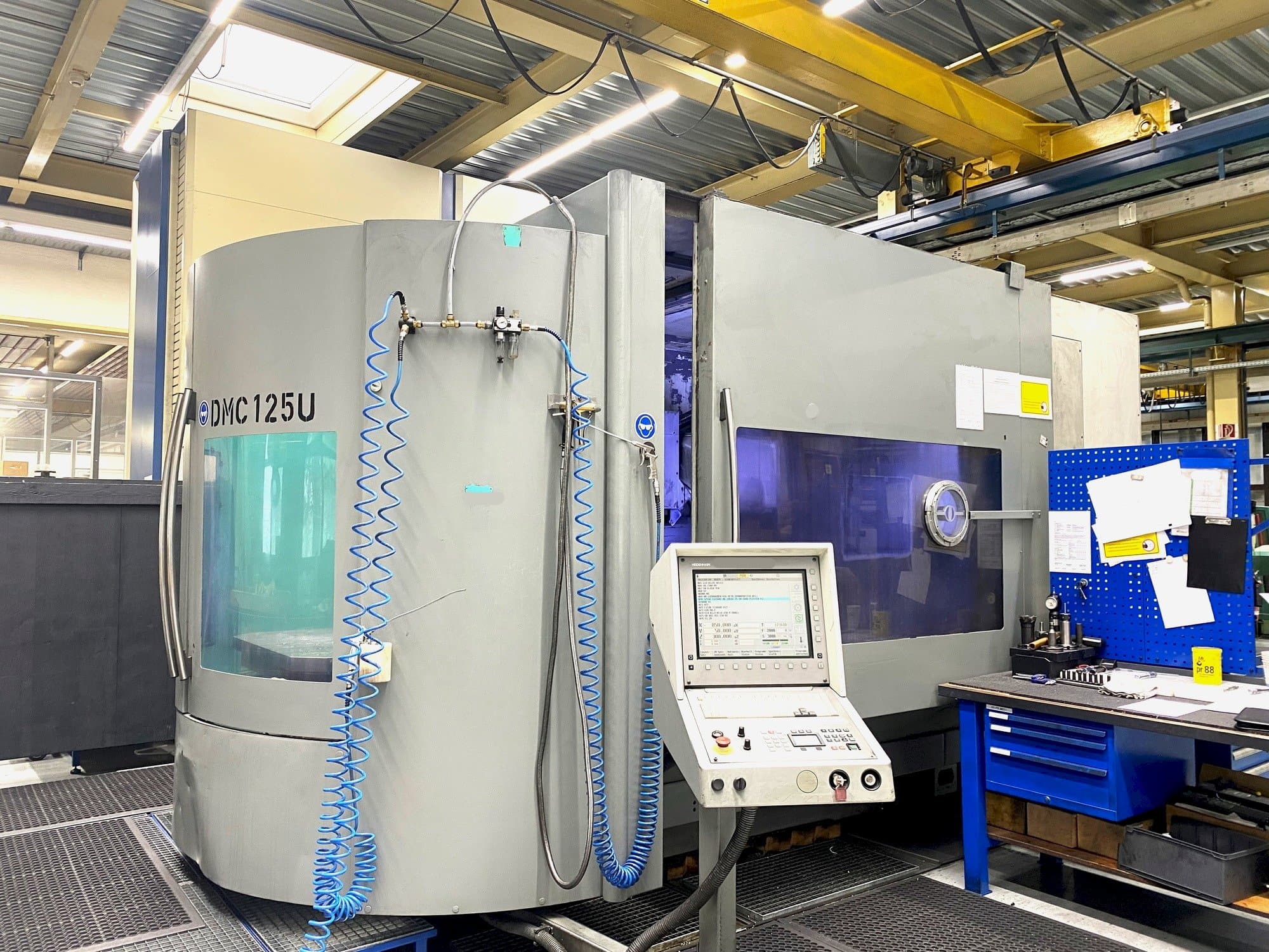 Prikaz  stroja DMG Deckel Maho DMC 125 U  sprijeda
