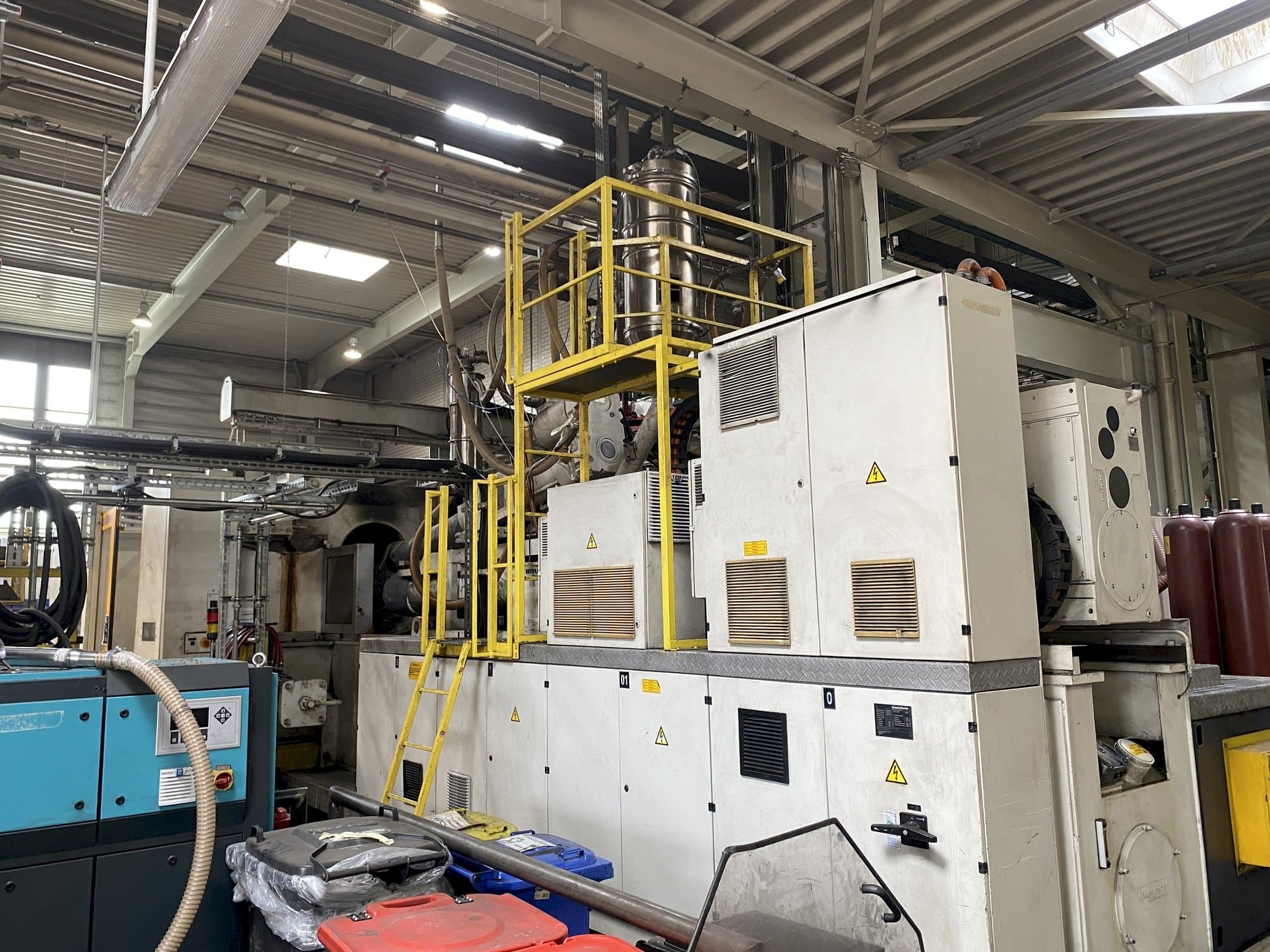 Prikaz stroja Krauss Maffei 1600-12000-1400 MZ sprijeda