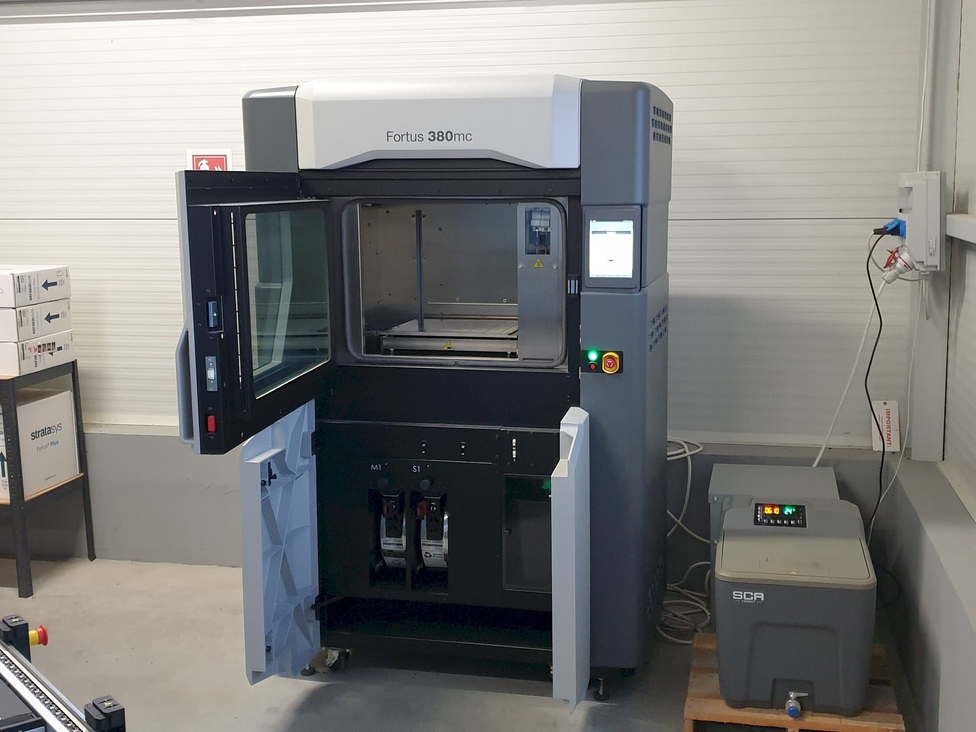 Prikaz  stroja Stratasys Fortus 380mc  sprijeda
