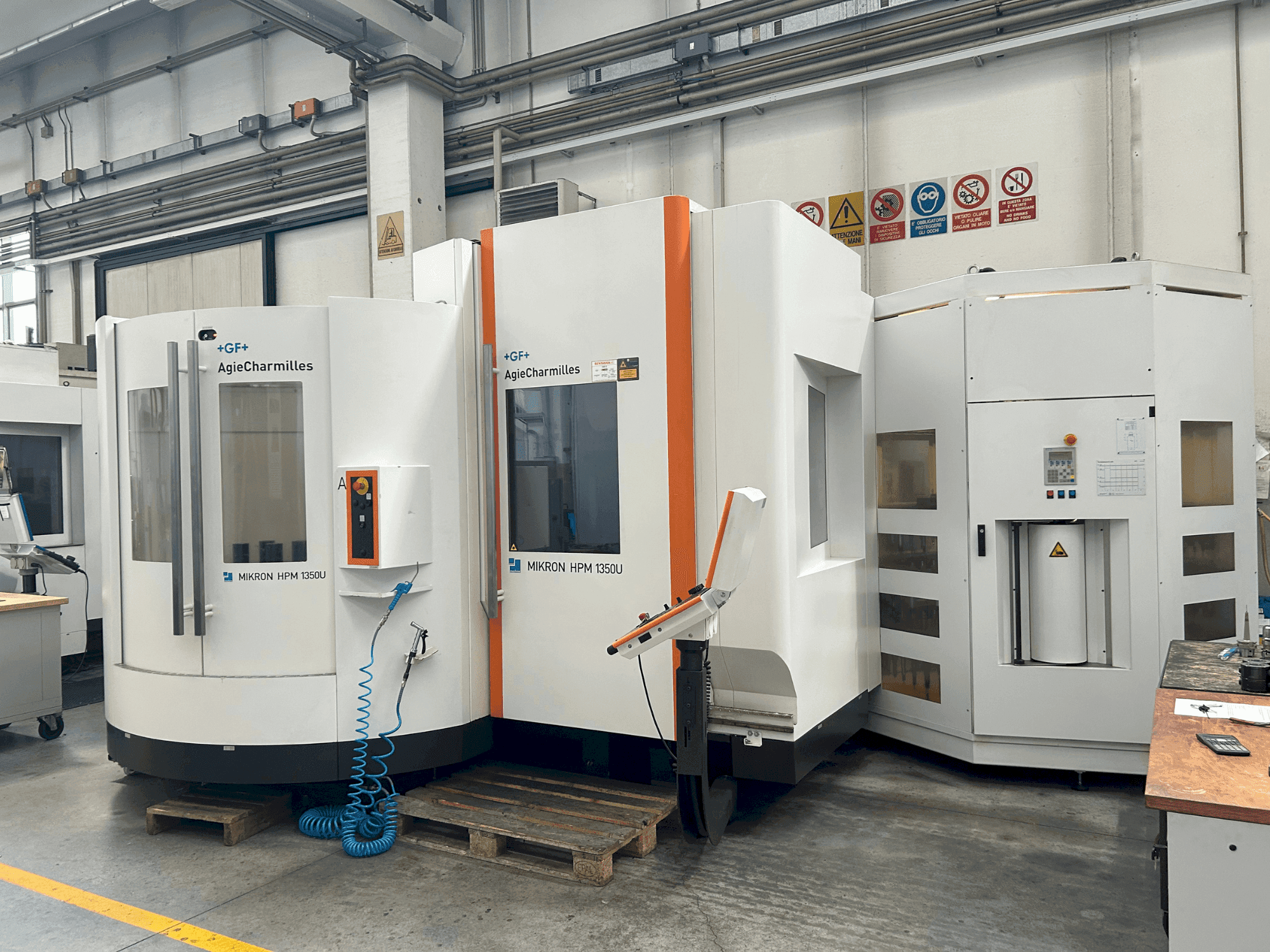 Prikaz  stroja AgieCharmilles MIKRON HPM 1350U  sprijeda