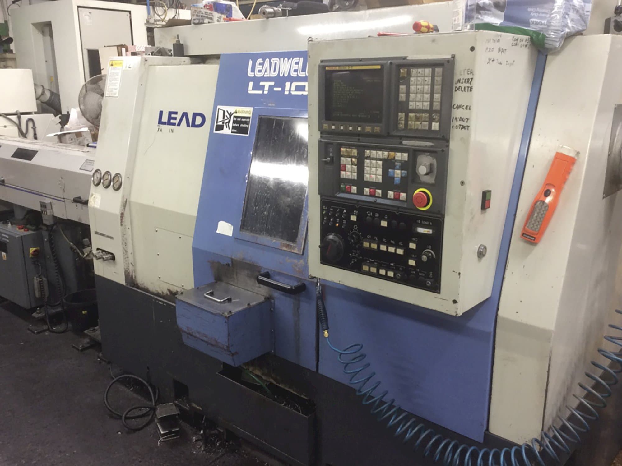 Prikaz stroja Leadwell LT10 sprijeda