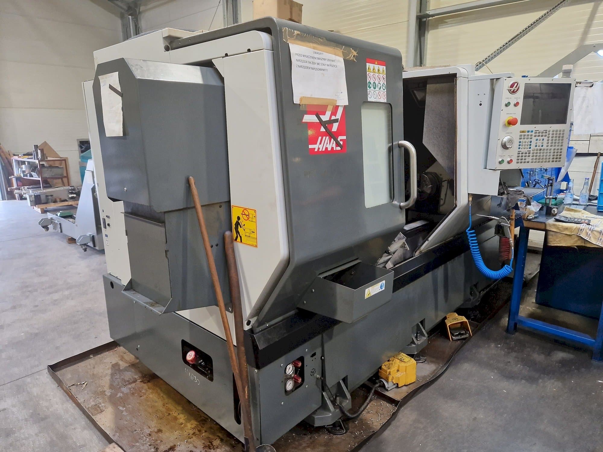 Prikaz lijeve strane stroja HAAS DS-30Y