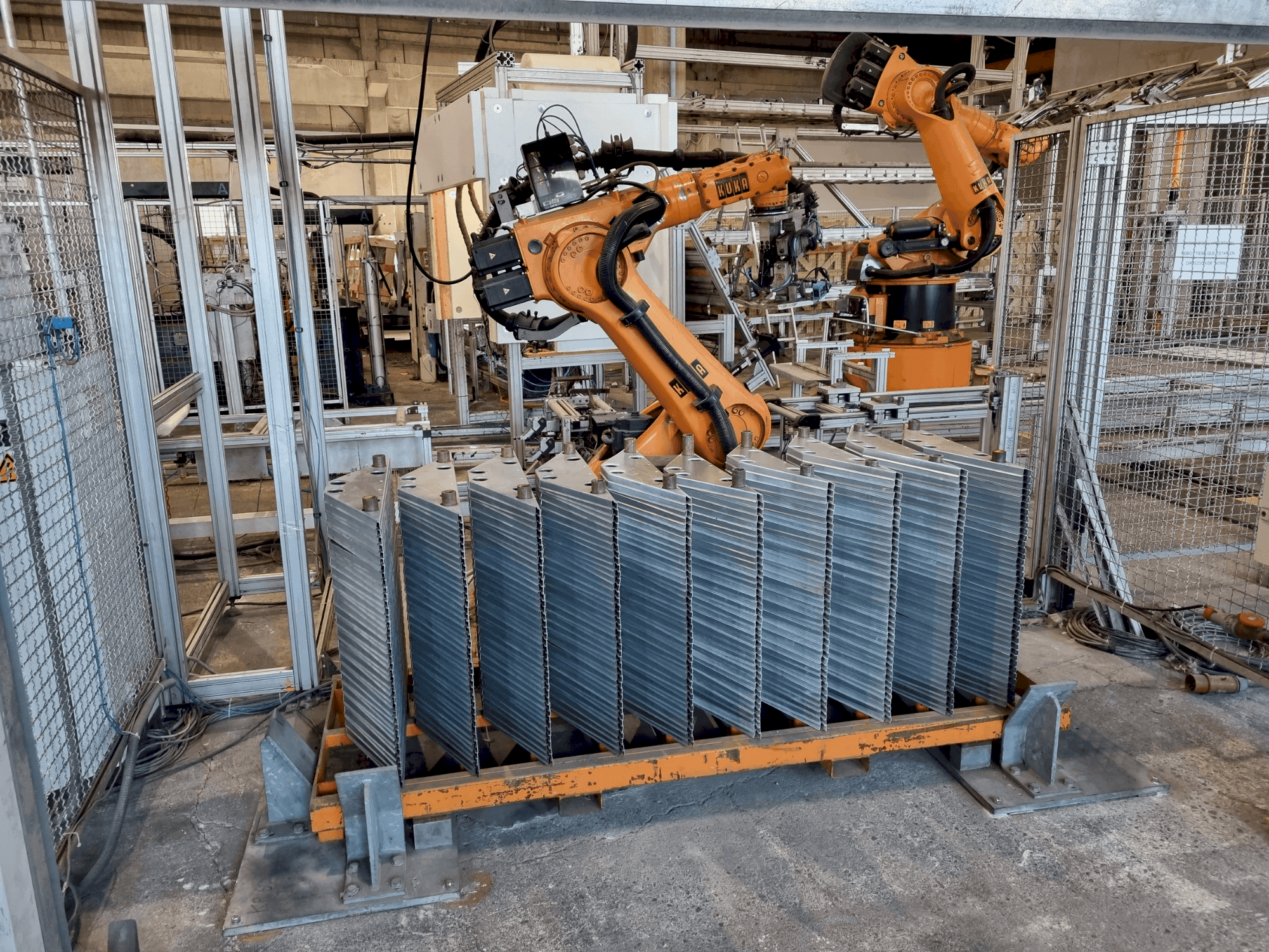 Prikaz  stroja KUKA KR 360 L280-2  sprijeda