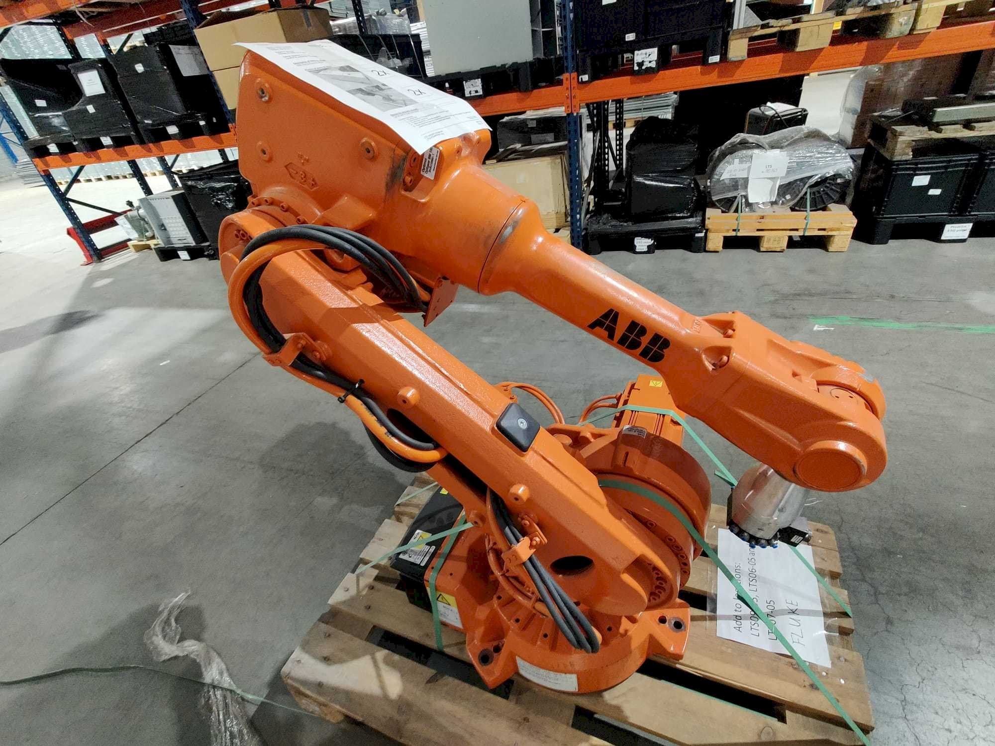 Prikaz  stroja ABB IRB 2600 M2004  sprijeda