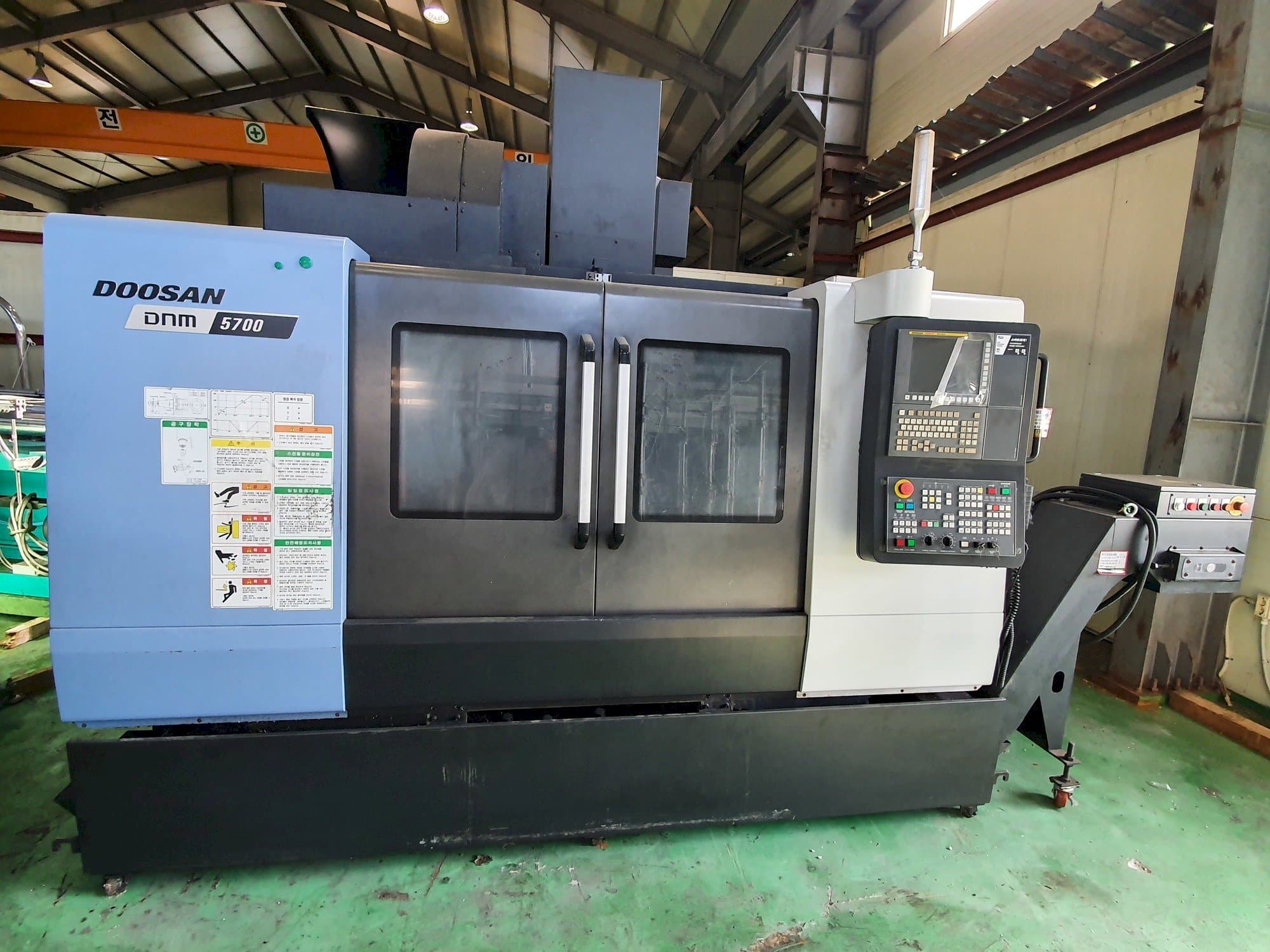 Prikaz  stroja Doosan DNM5700  sprijeda