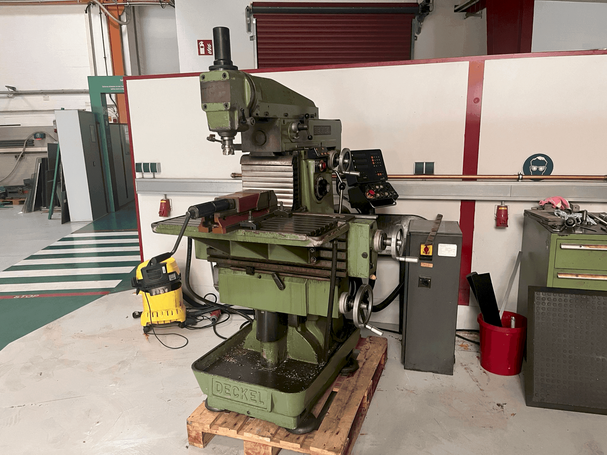 Prikaz stroja DECKEL FP2 sprijeda