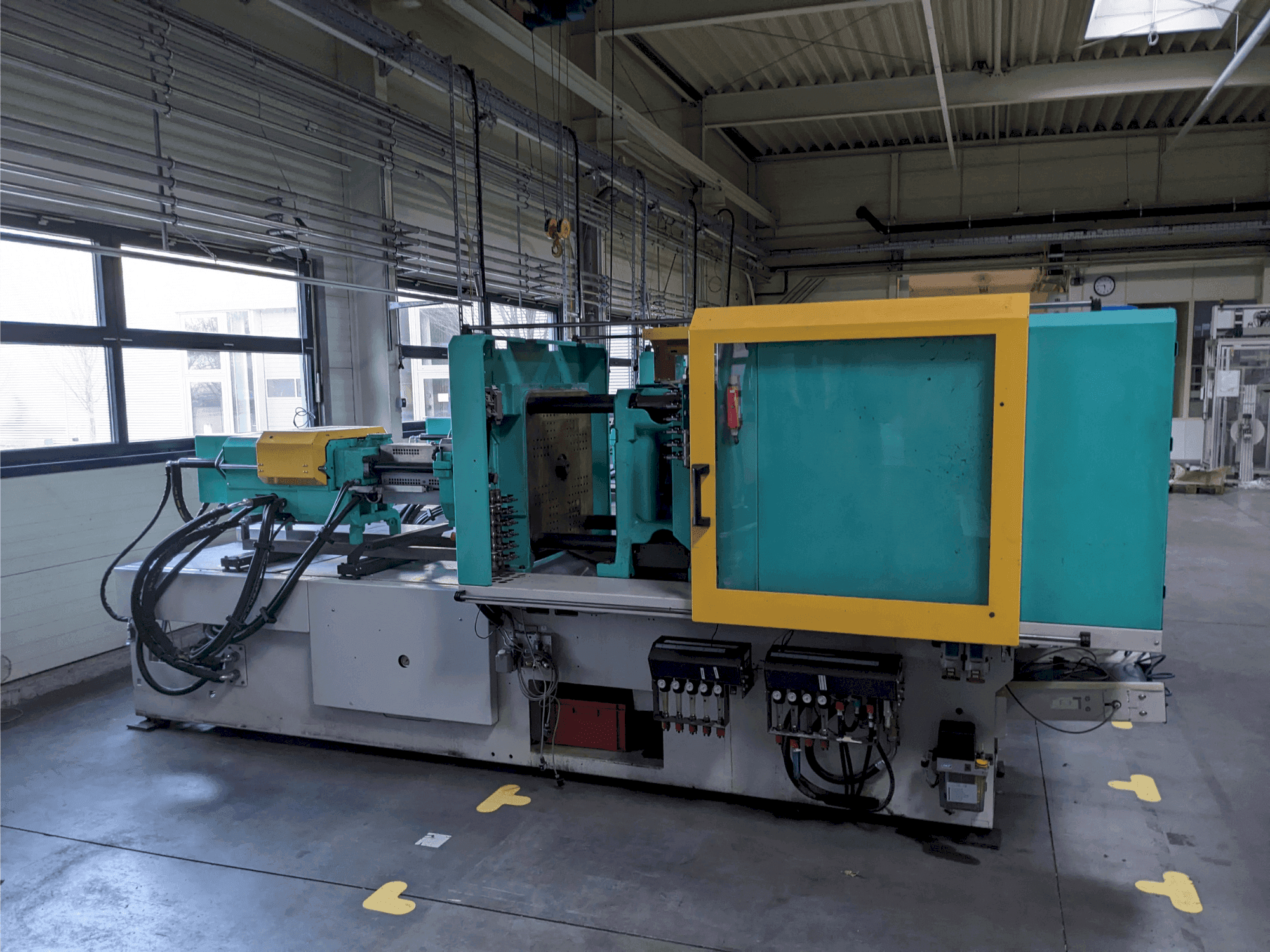 Prikaz stroja Arburg 520 H 1500 - 400 sprijeda