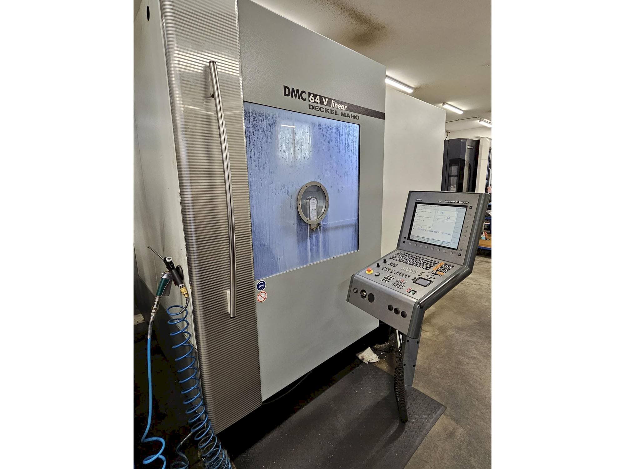 Prikaz stroja DMG DMC64V sprijeda