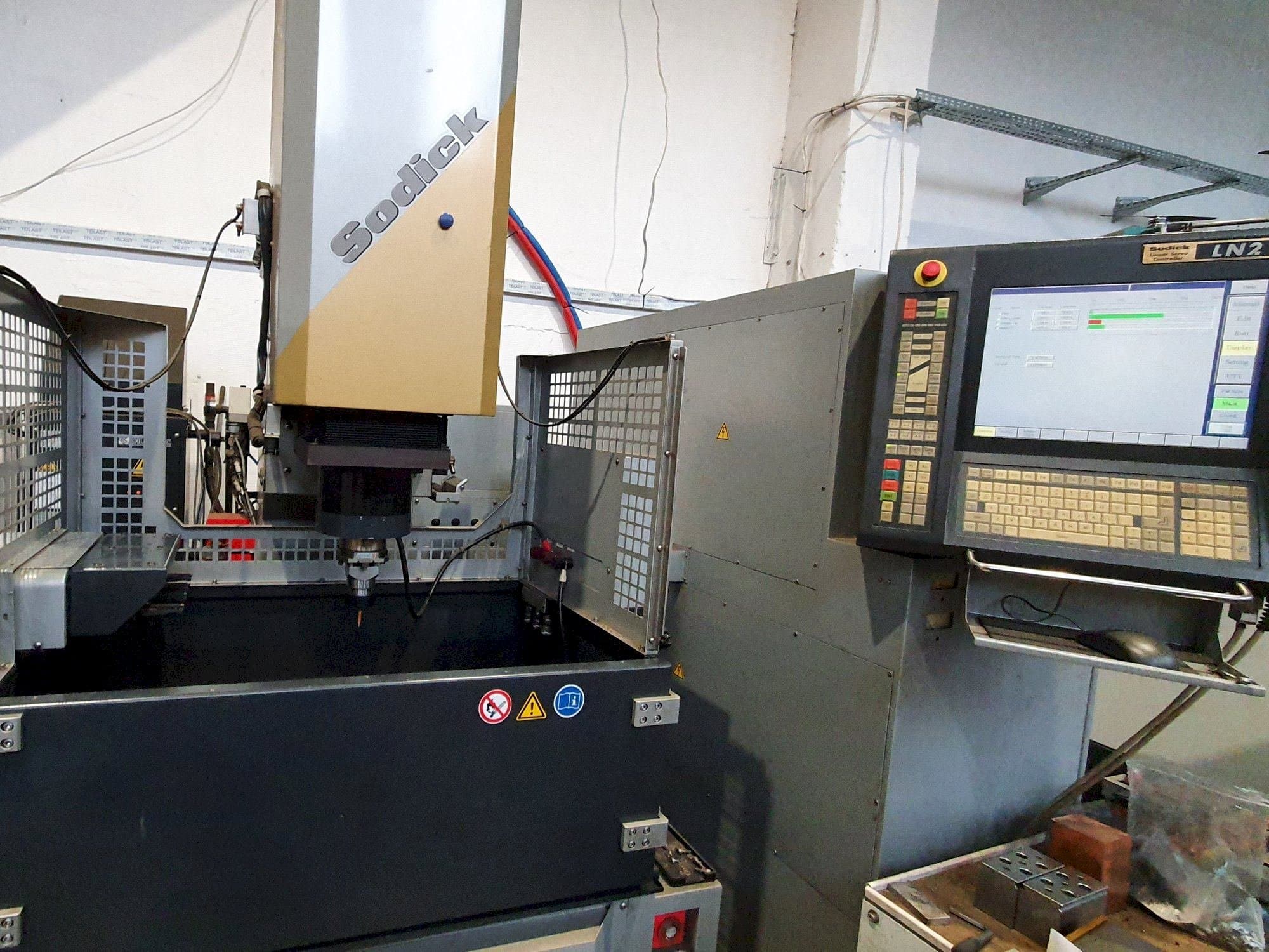 Prikaz  stroja Sodick AM3L (2005)  sprijeda