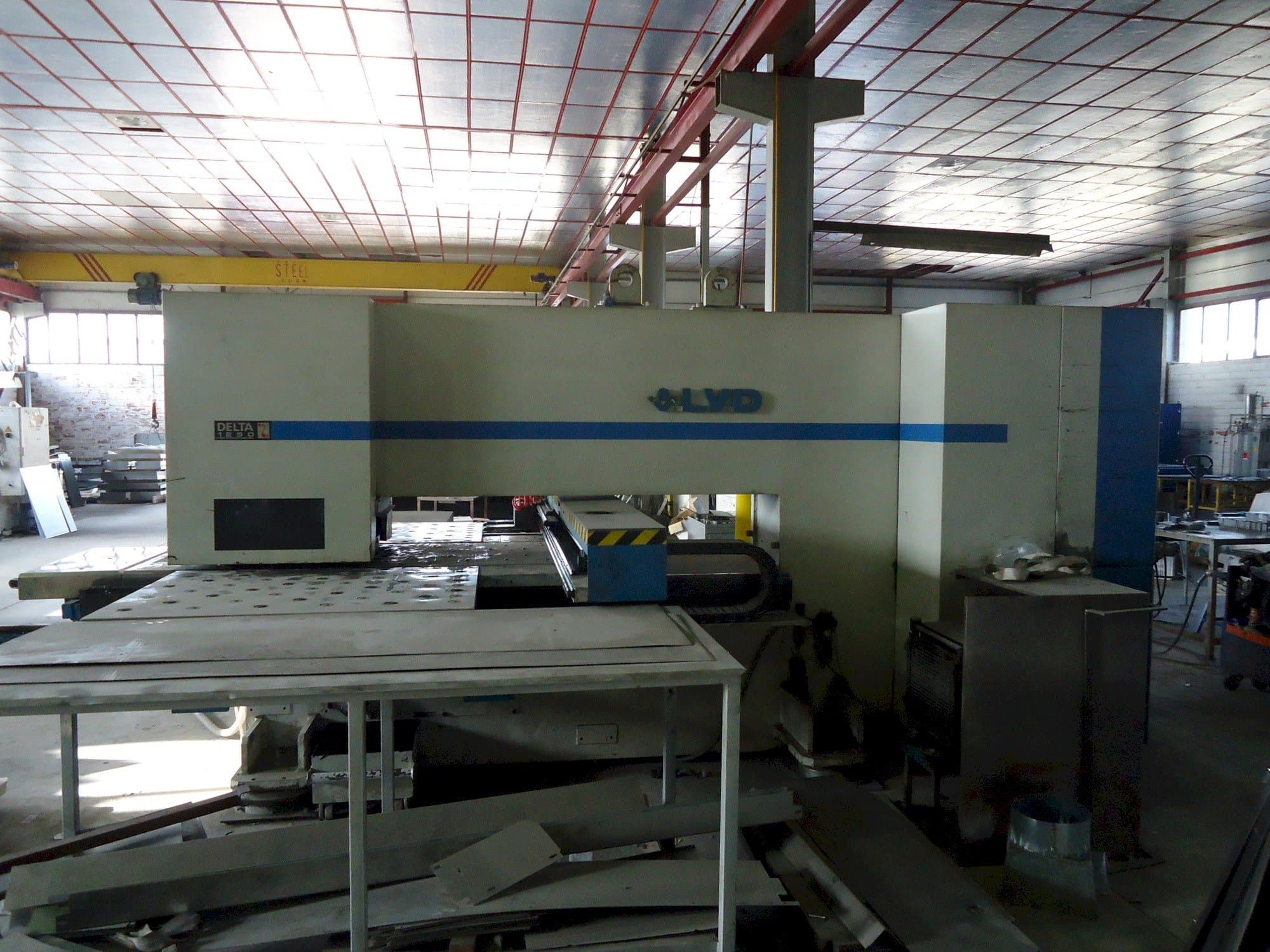 Prikaz stroja LVD delta 1250 sprijeda