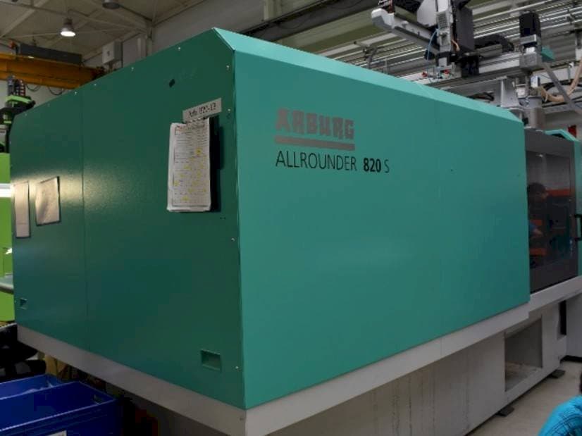 Prikaz stroja Arburg Allrounder 820 s 4000 - 800 sprijeda