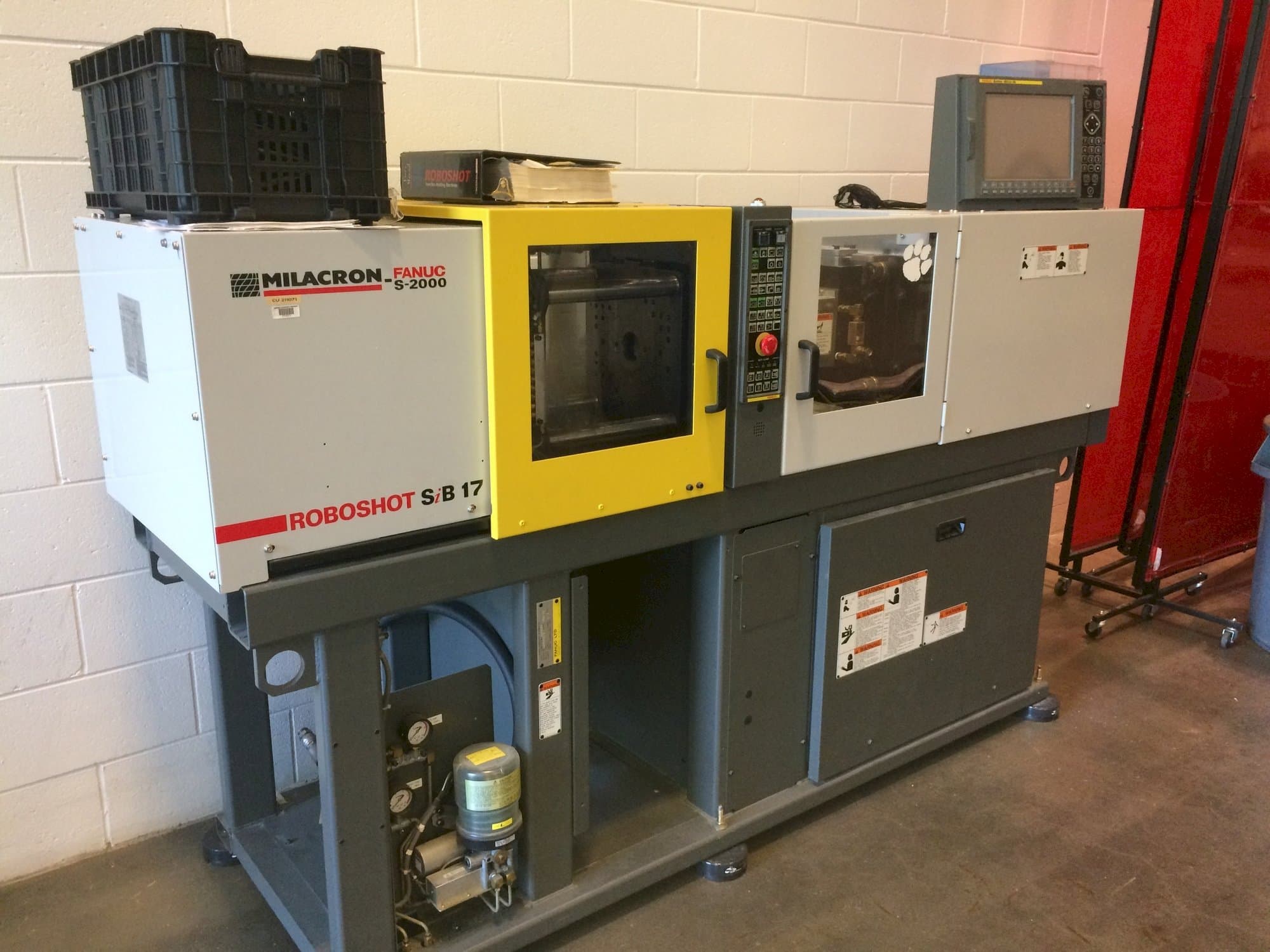 Prikaz  stroja Milacron Roboshot S-2000i15A  sprijeda