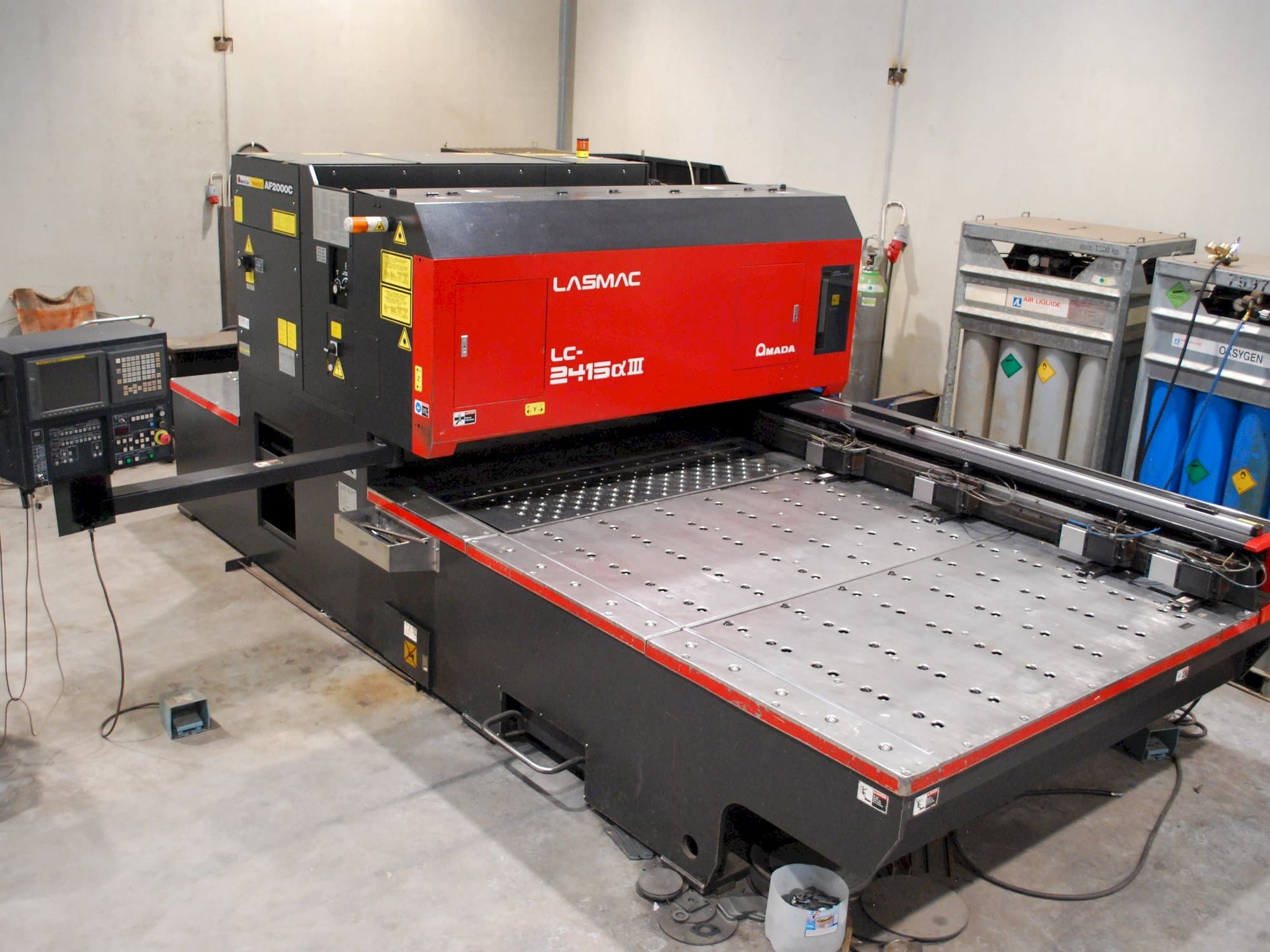 Prikaz stroja AMADA LC 2415 Alpha III sprijeda