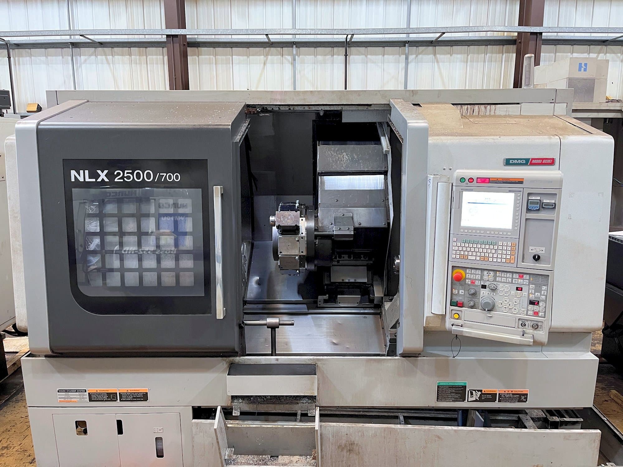 Prikaz stroja MORI SEIKI NLX2500Y-700 sprijeda