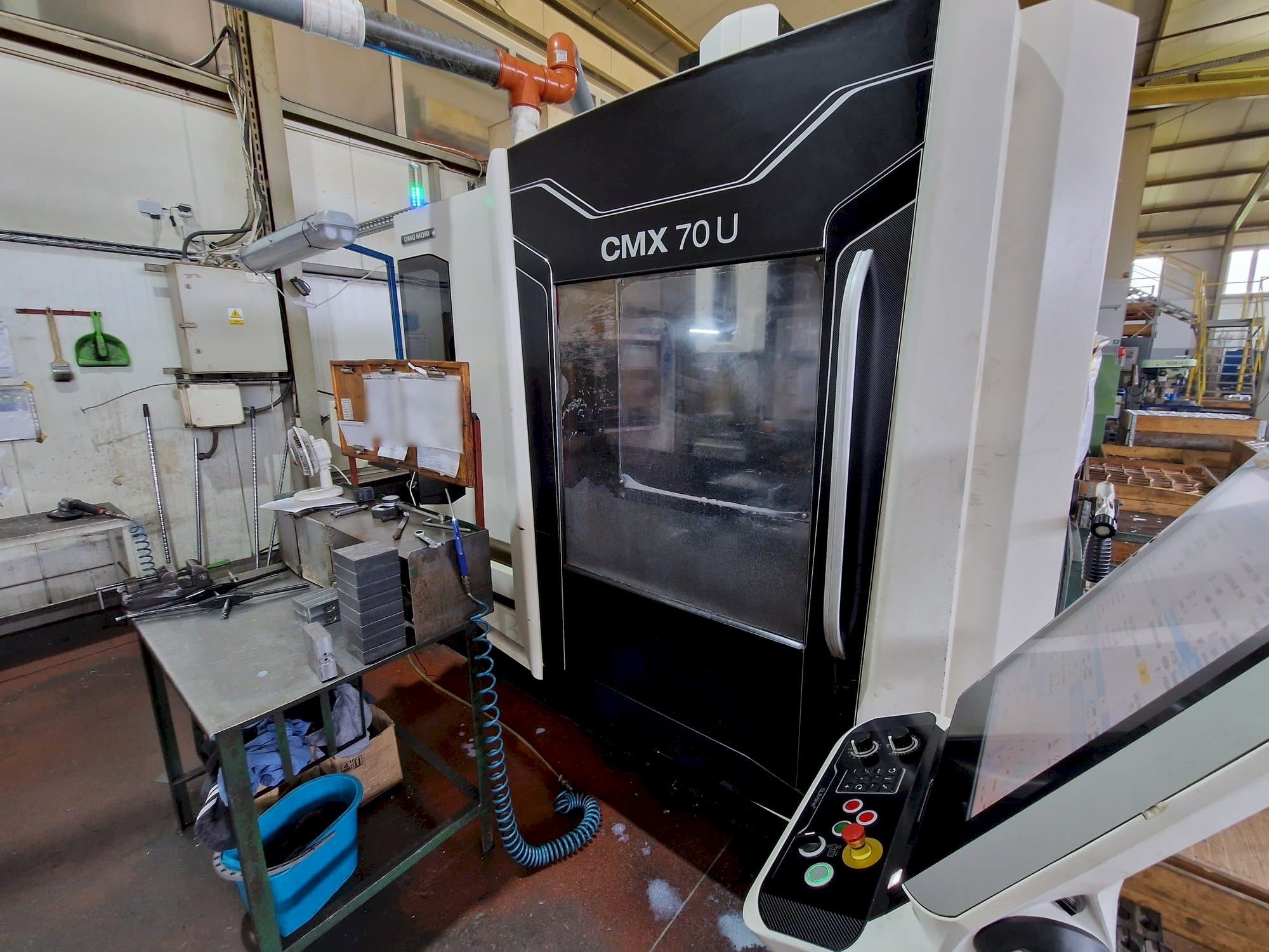 Prikaz stroja DMG MORI CMX 70 U sprijeda
