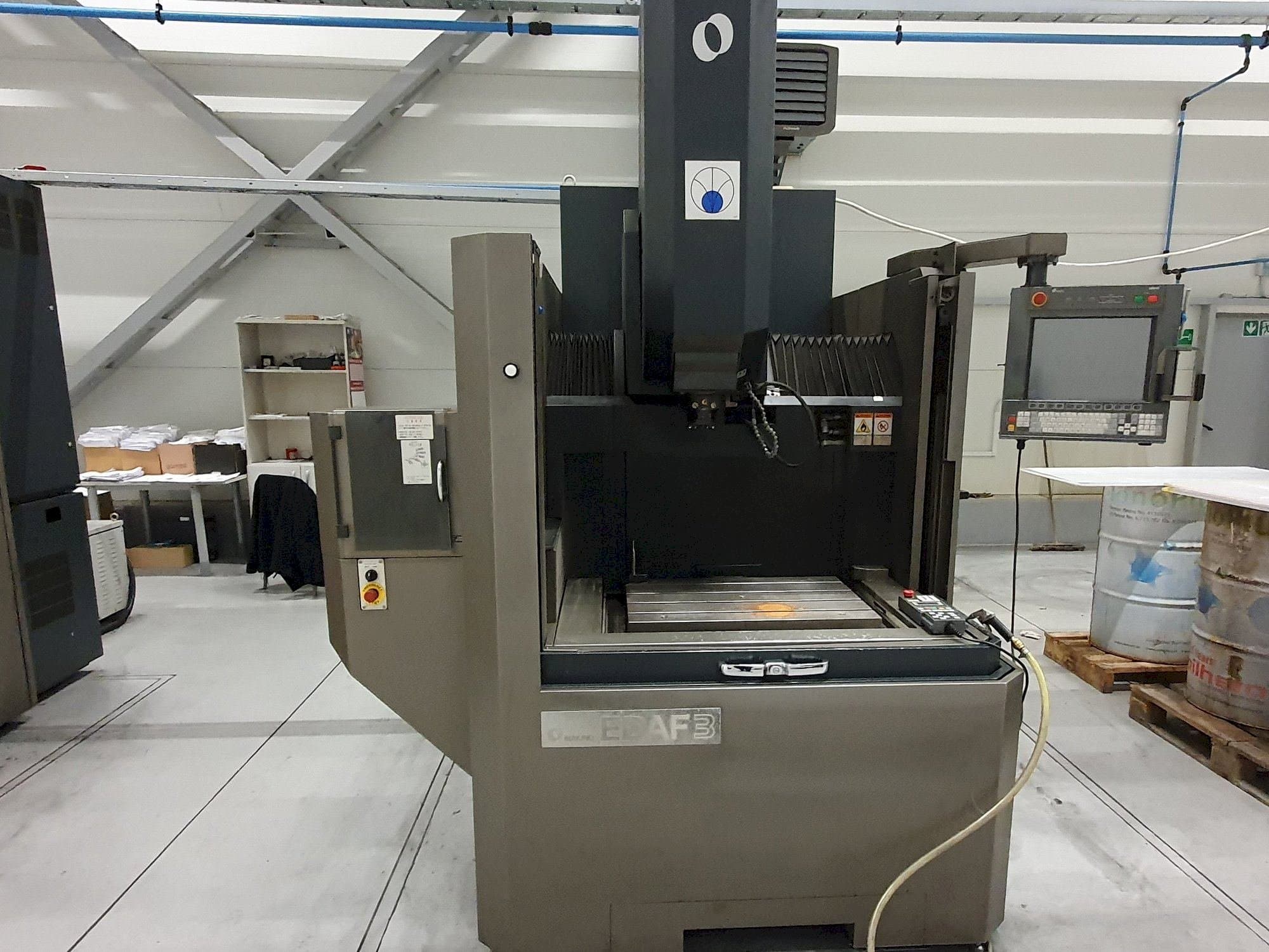 Prikaz stroja Makino EDAF3 sprijeda