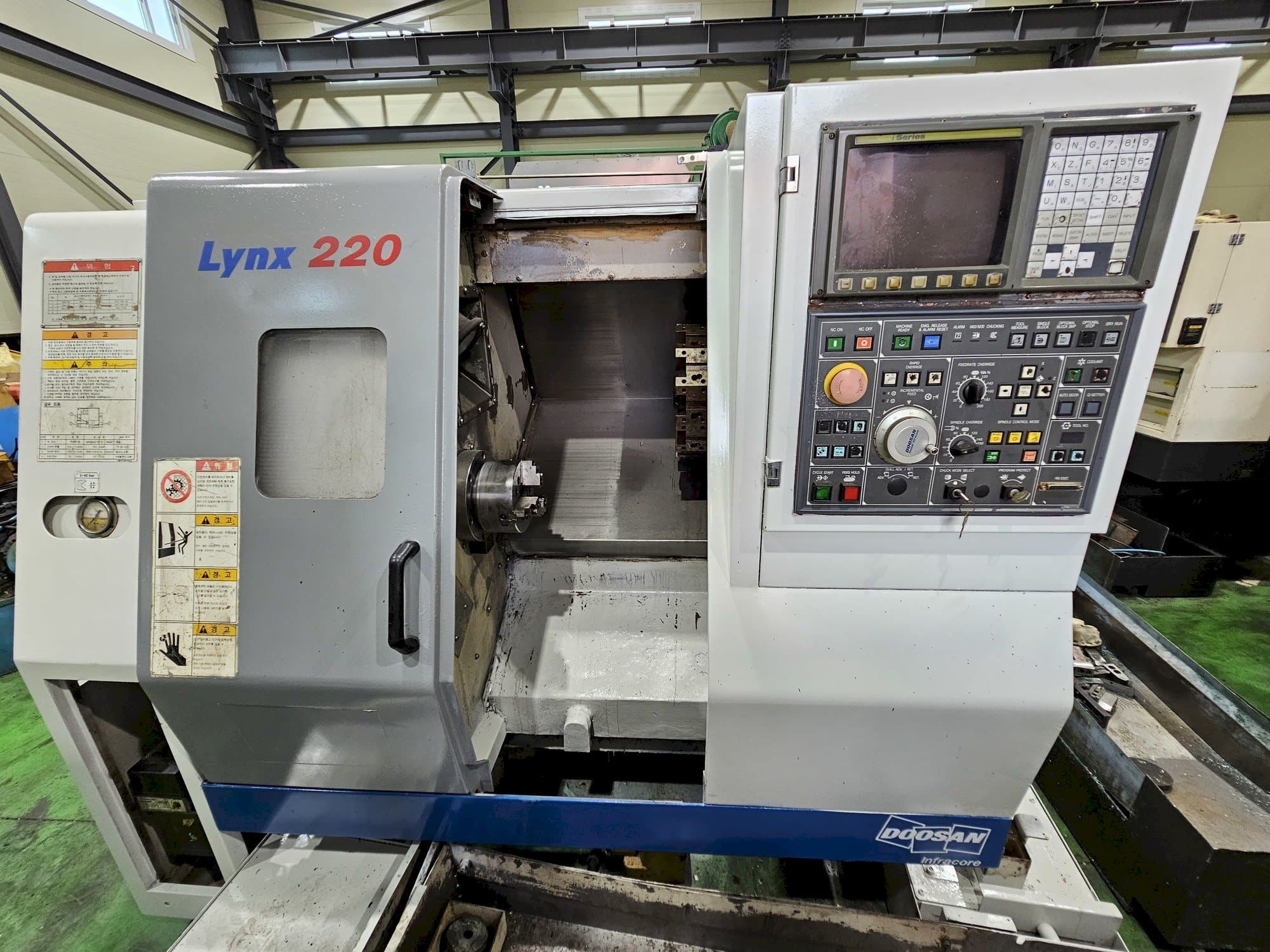 Prikaz stroja Doosan Lynx 220A sprijeda