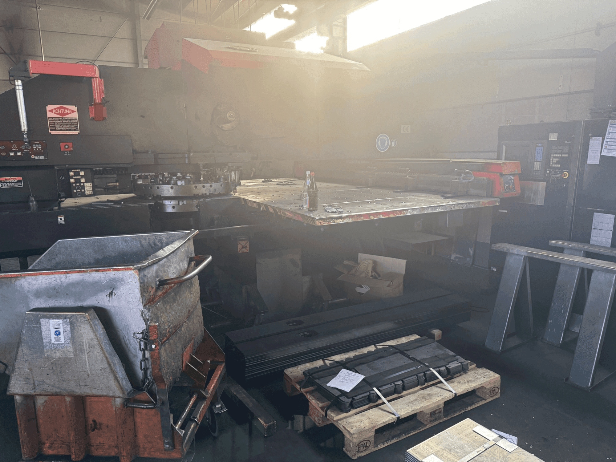 Prikaz  stroja AMADA PEGA 306072 2000MM  sprijeda