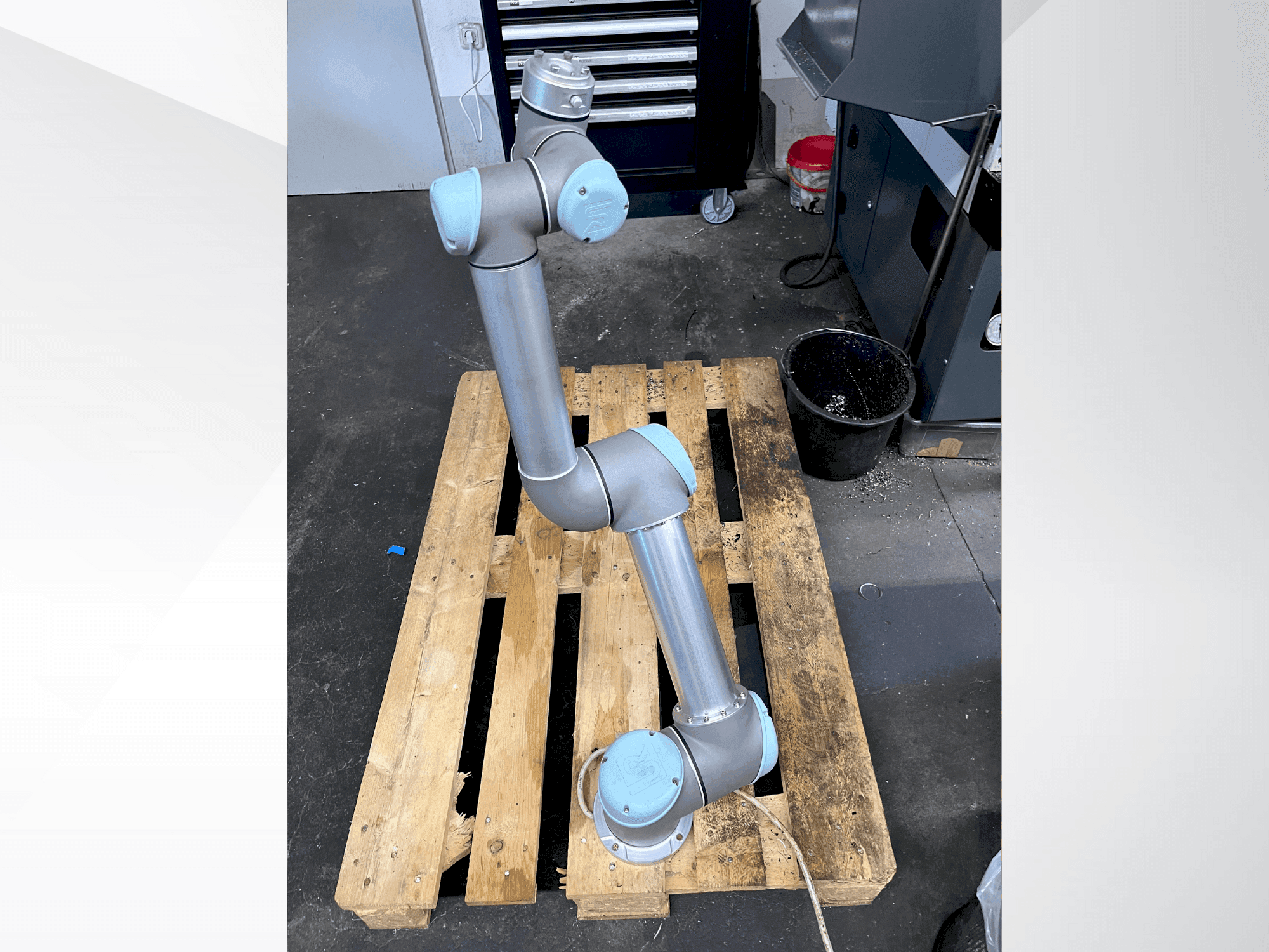 Prikaz  stroja Universal Robots UR5 CB3.1  sprijeda