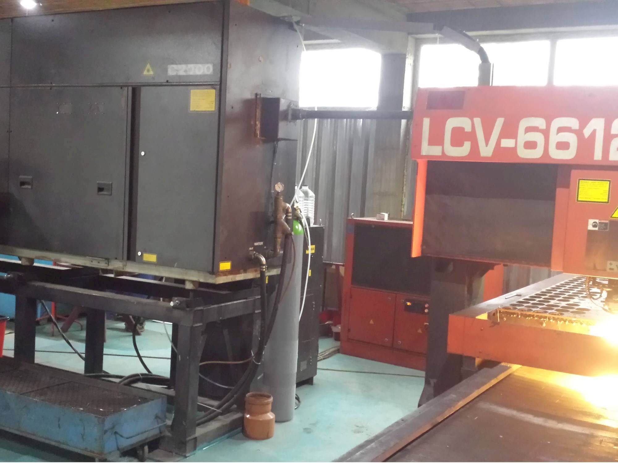 Prikaz stroja AMADA LCV 6612 II sprijeda
