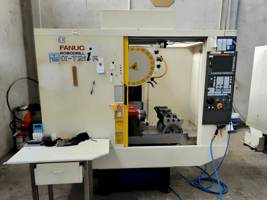 Prikaz stroja FANUC Robodrill Alpha T21iF sprijeda