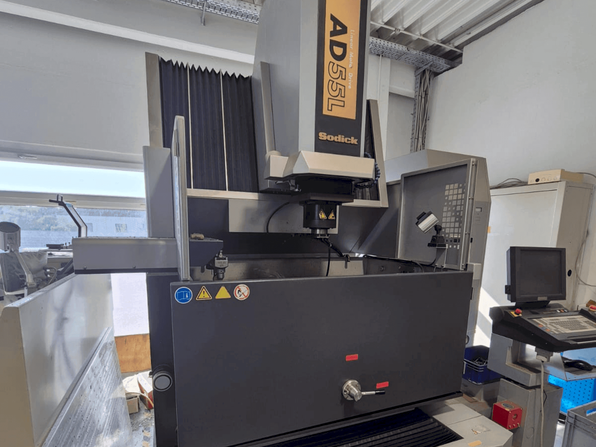 Prikaz stroja Sodick AD 55 L sprijeda