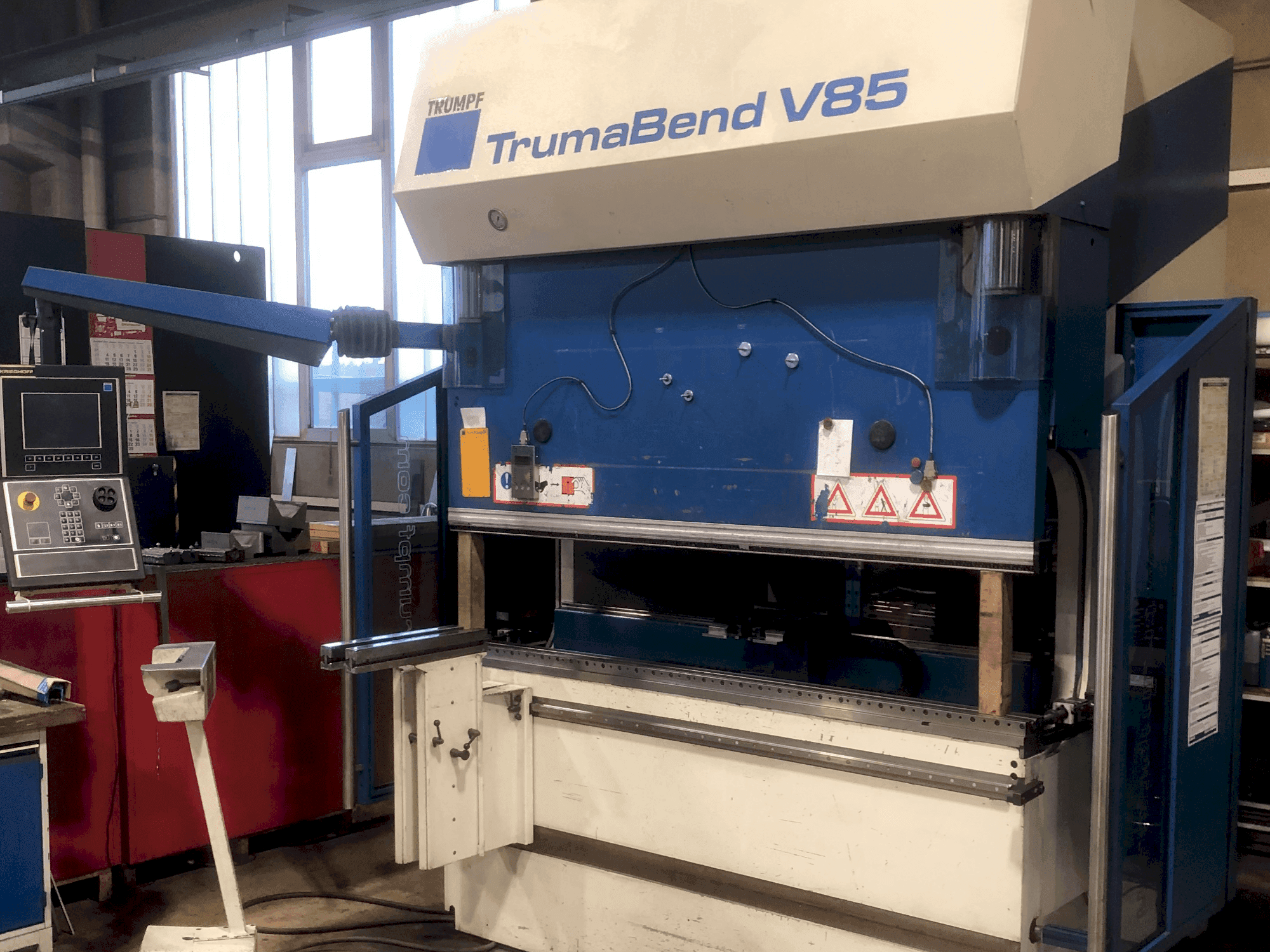 Prikaz  stroja TRUMPF TrumaBend V85X  sprijeda