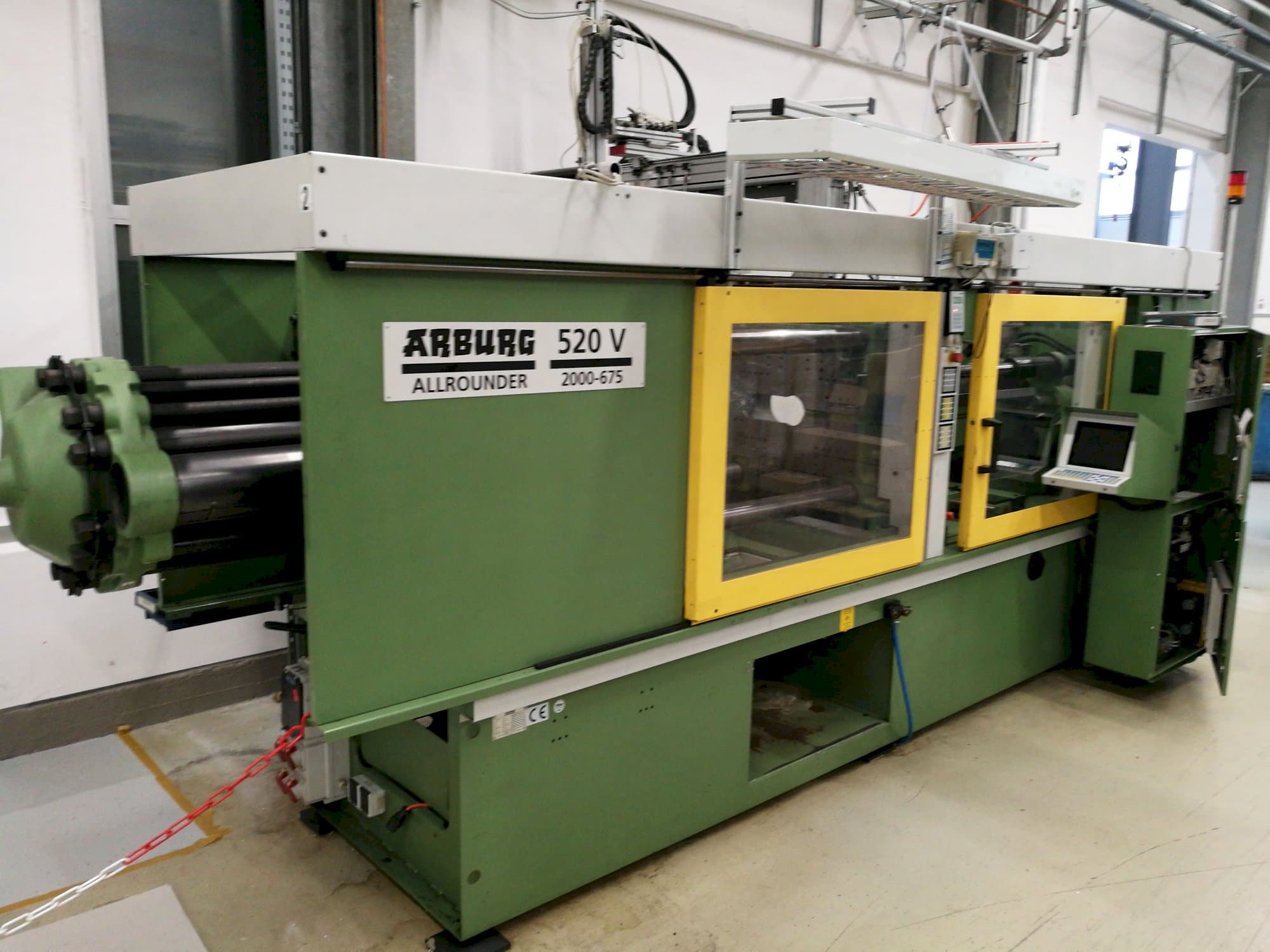 Prikaz stroja Arburg 520 V 2000-675 sprijeda