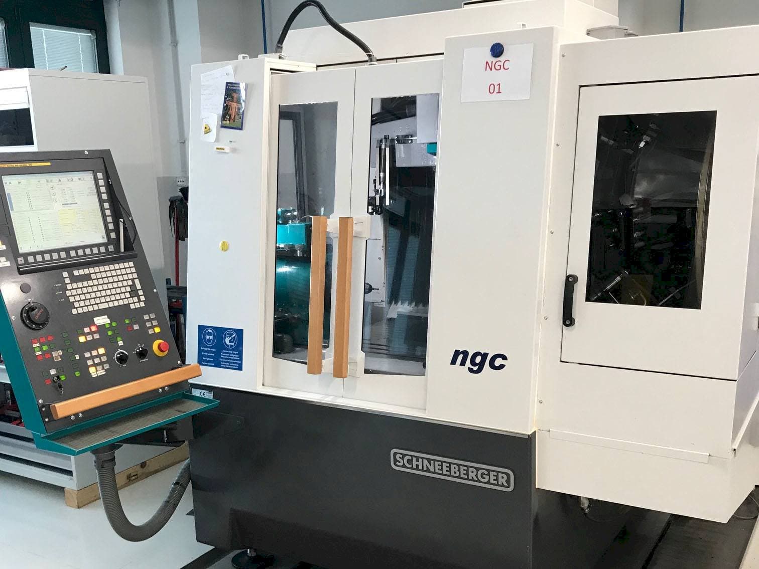 Prikaz stroja Schneeberger NGC sprijeda