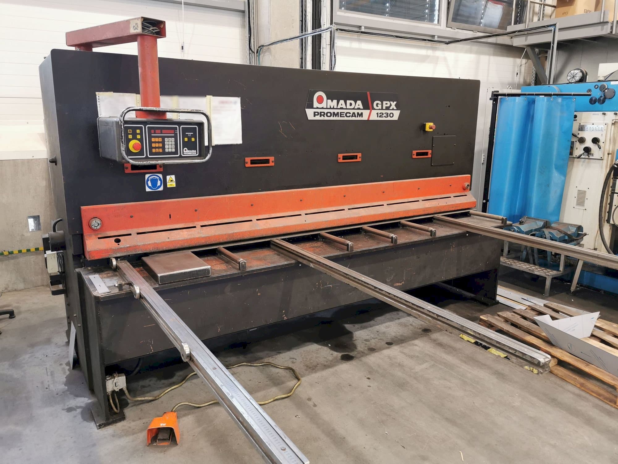 Prikaz stroja AMADA GPX 1230 sprijeda