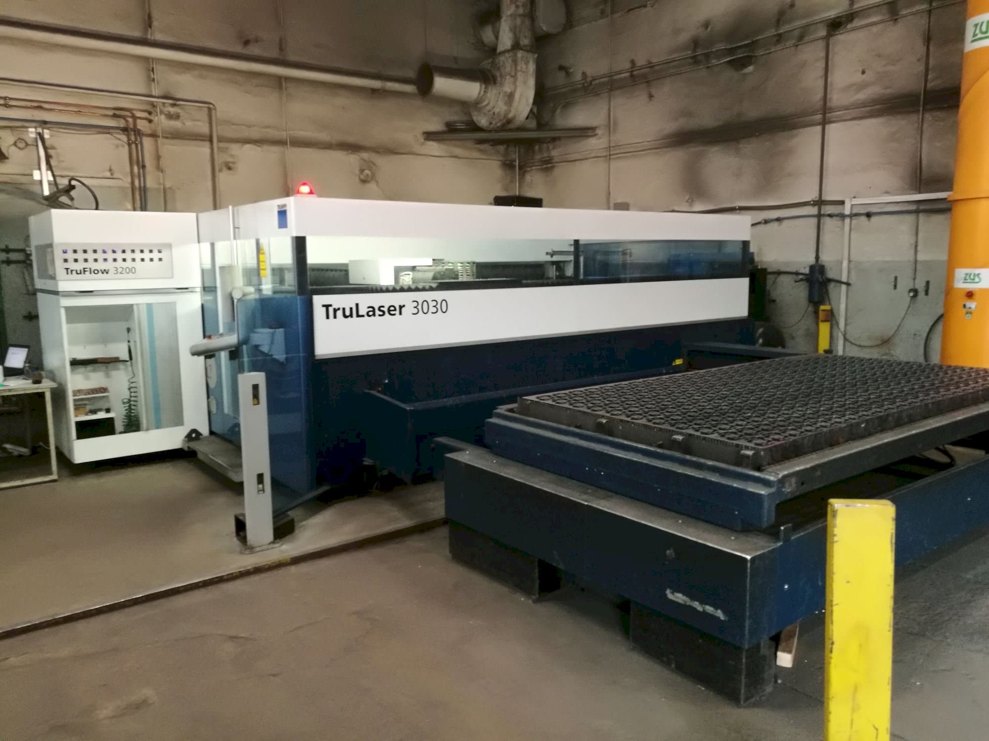 Prikaz stroja Trumpf TruLaser 3030 L20 sprijeda