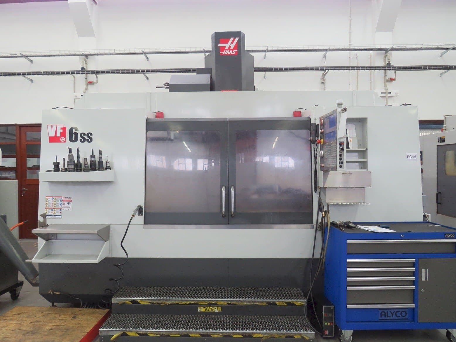 Prikaz stroja HAAS VF-6SS sprijeda