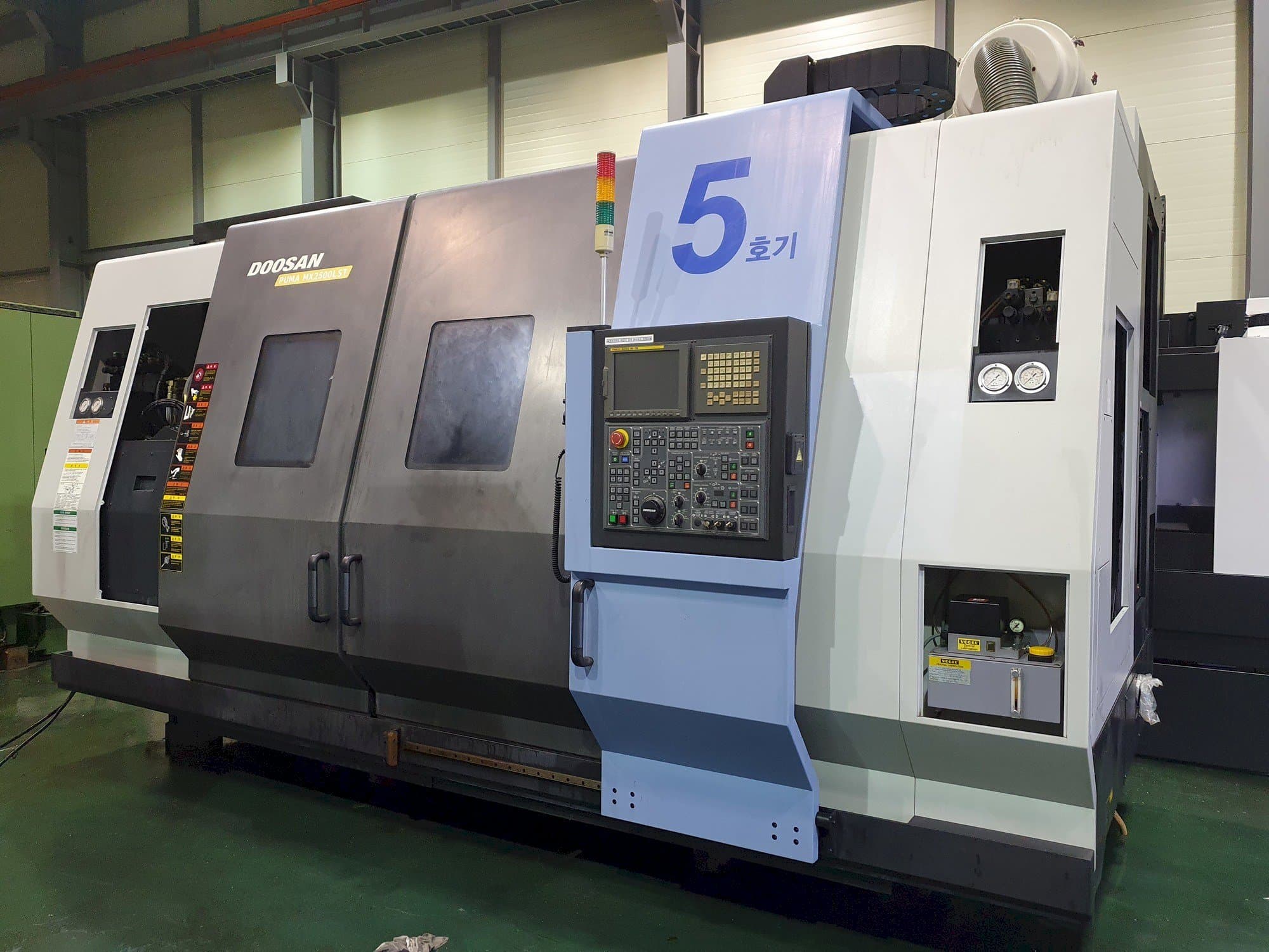 Prikaz stroja Doosan Puma MX2500LST sprijeda
