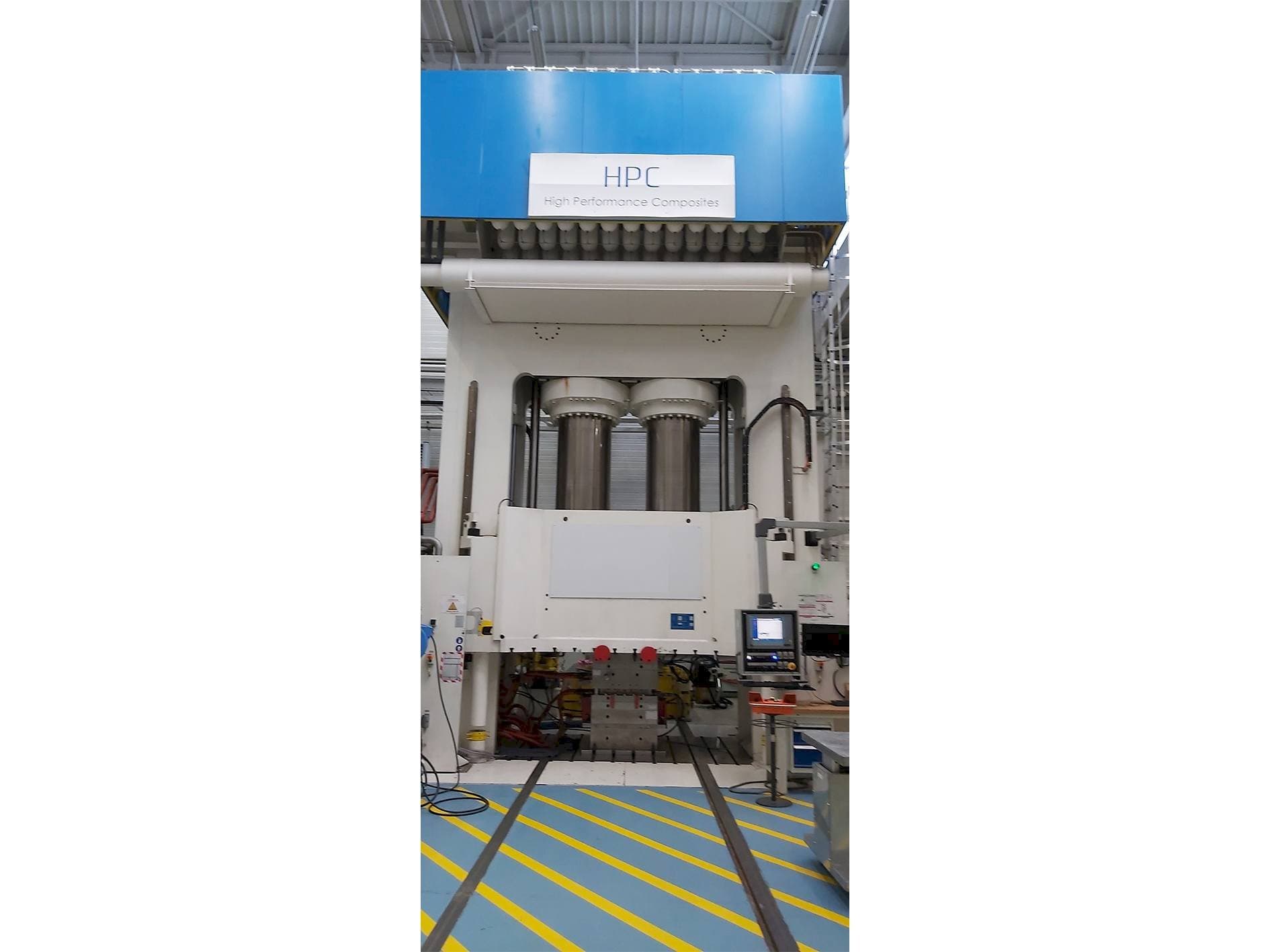 Prikaz stroja Dieffenbacher 2500 Ton sprijeda
