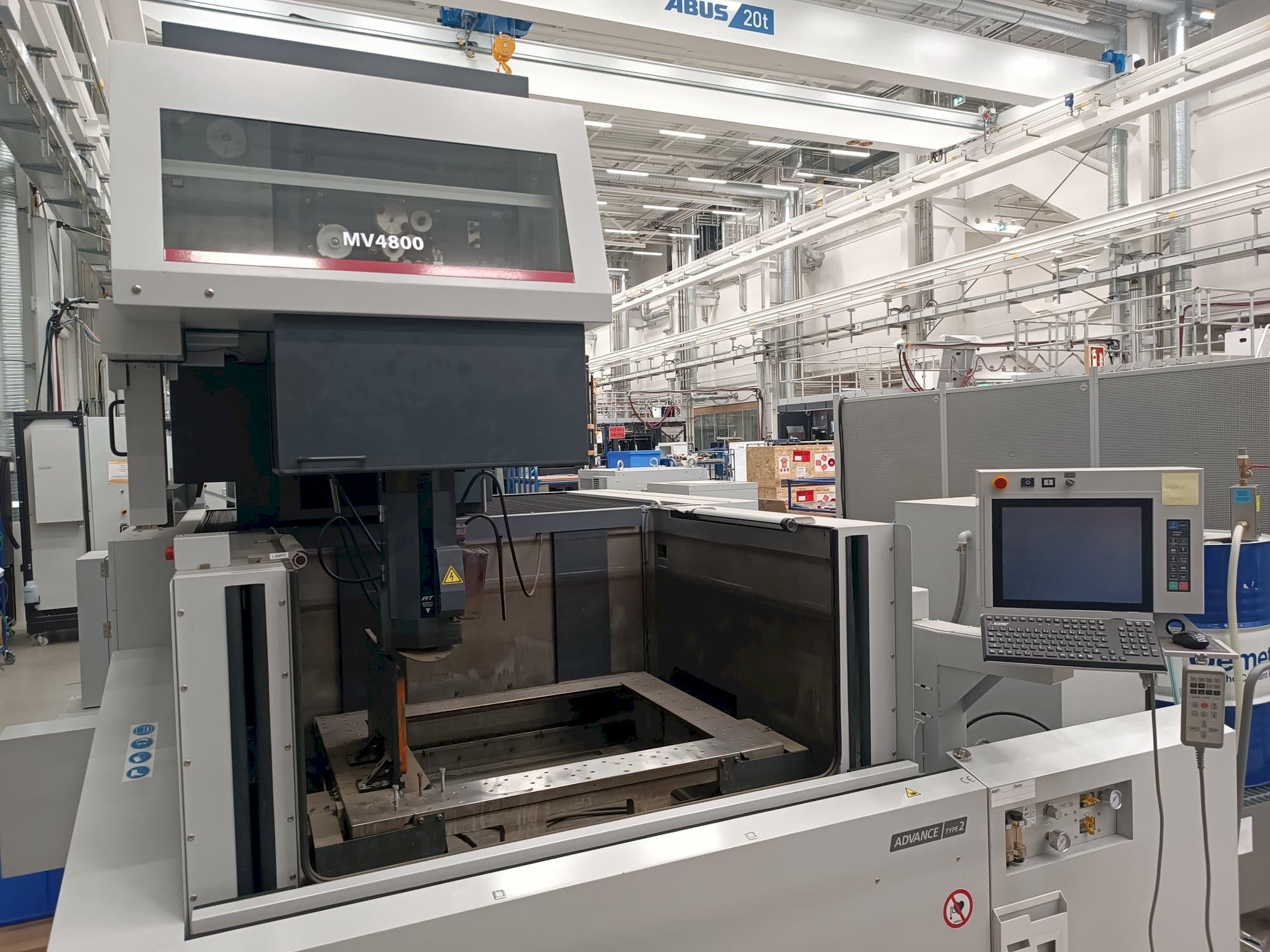 Prikaz  stroja Mitsubishi MV4800  sprijeda