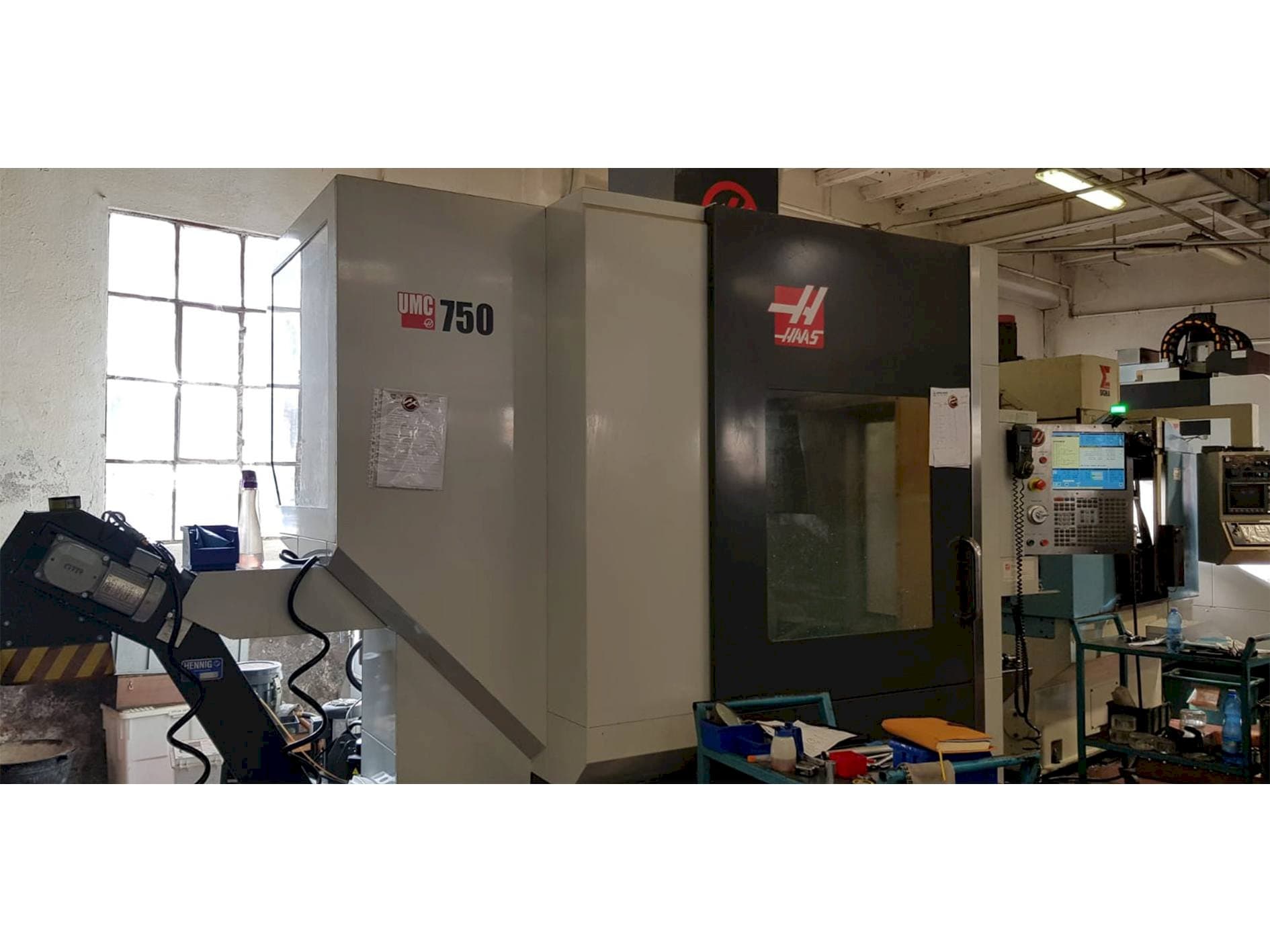 Prikaz stroja HAAS UMC 750 sprijeda