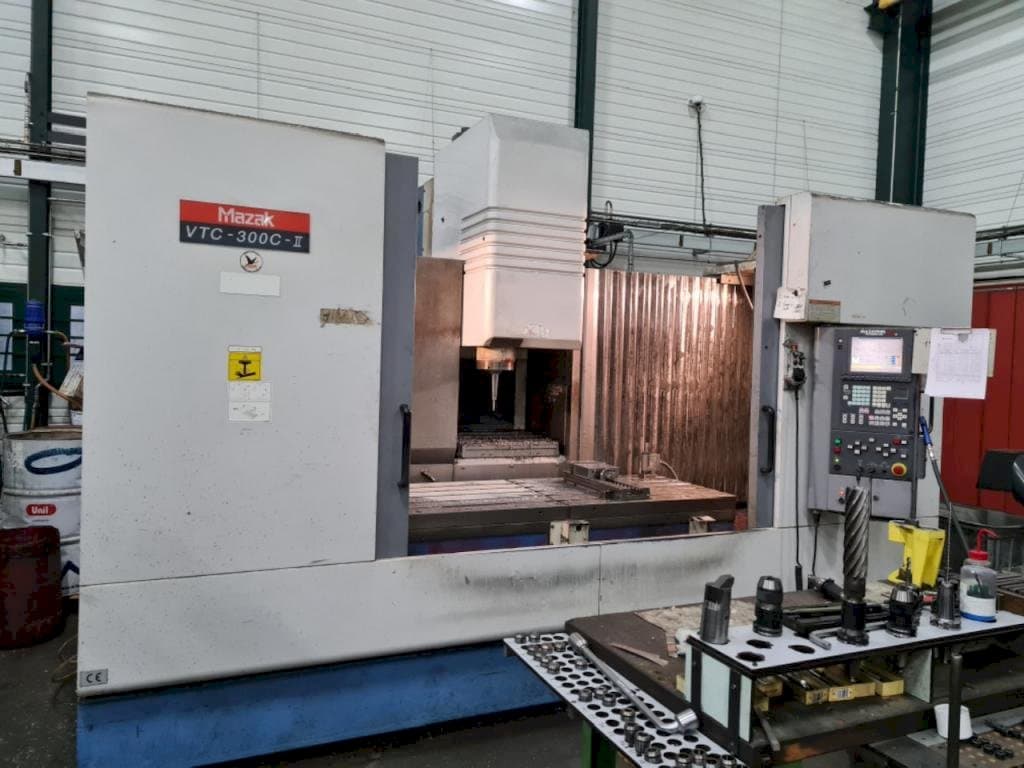 Prikaz stroja Mazak VTC 300C sprijeda