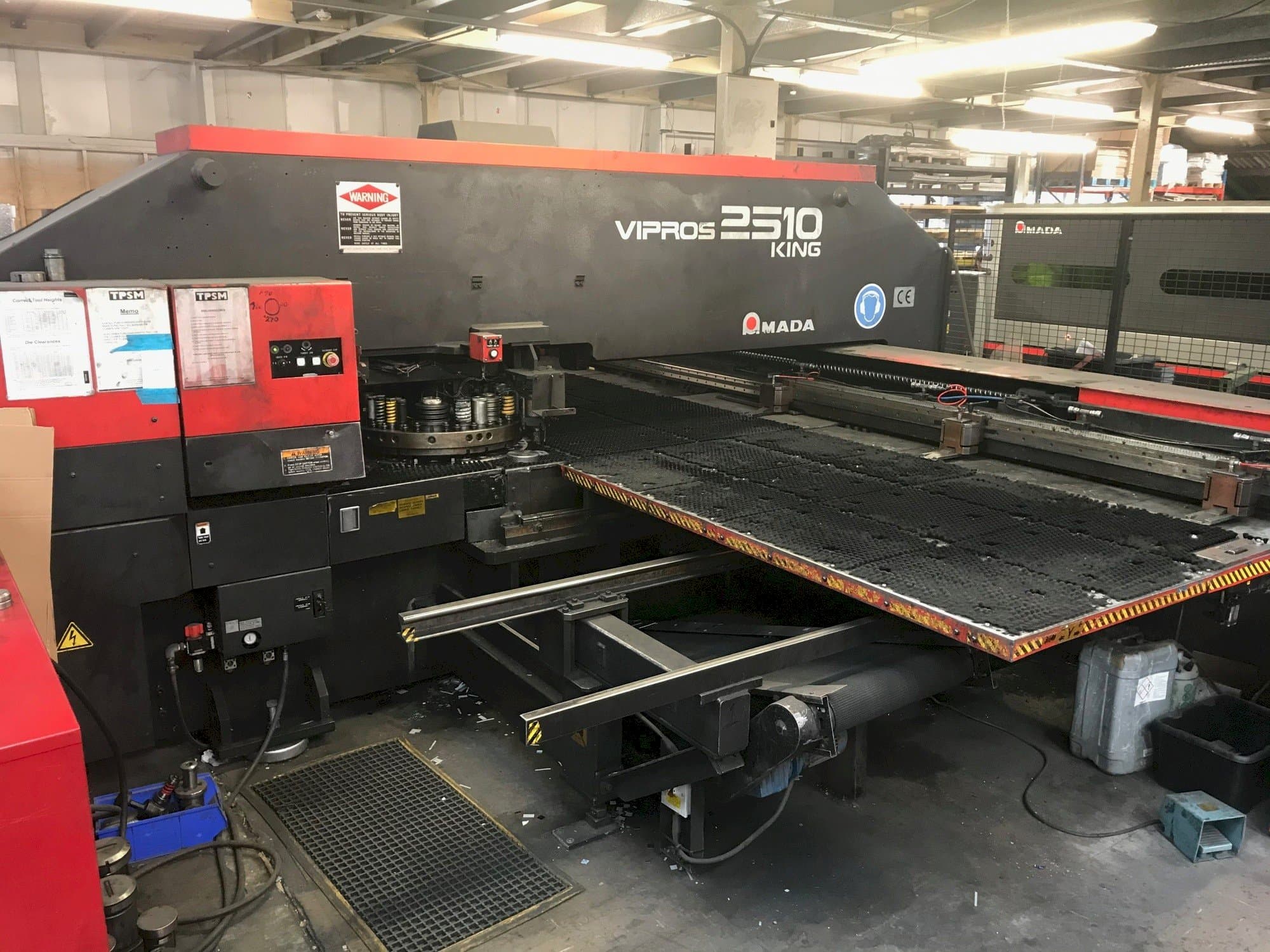 Prikaz stroja AMADA VIPROS 2510 KING sprijeda