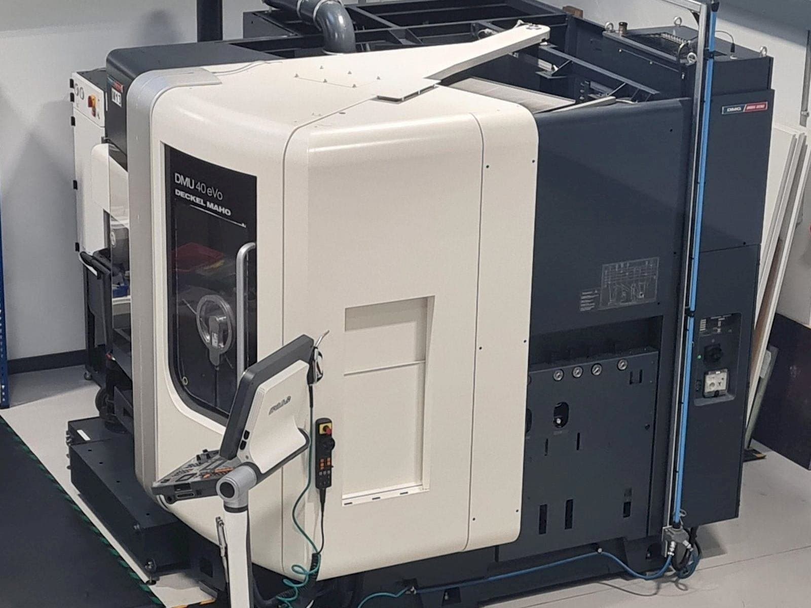 Prikaz  stroja DMG MORI DMU40 eVo  sprijeda