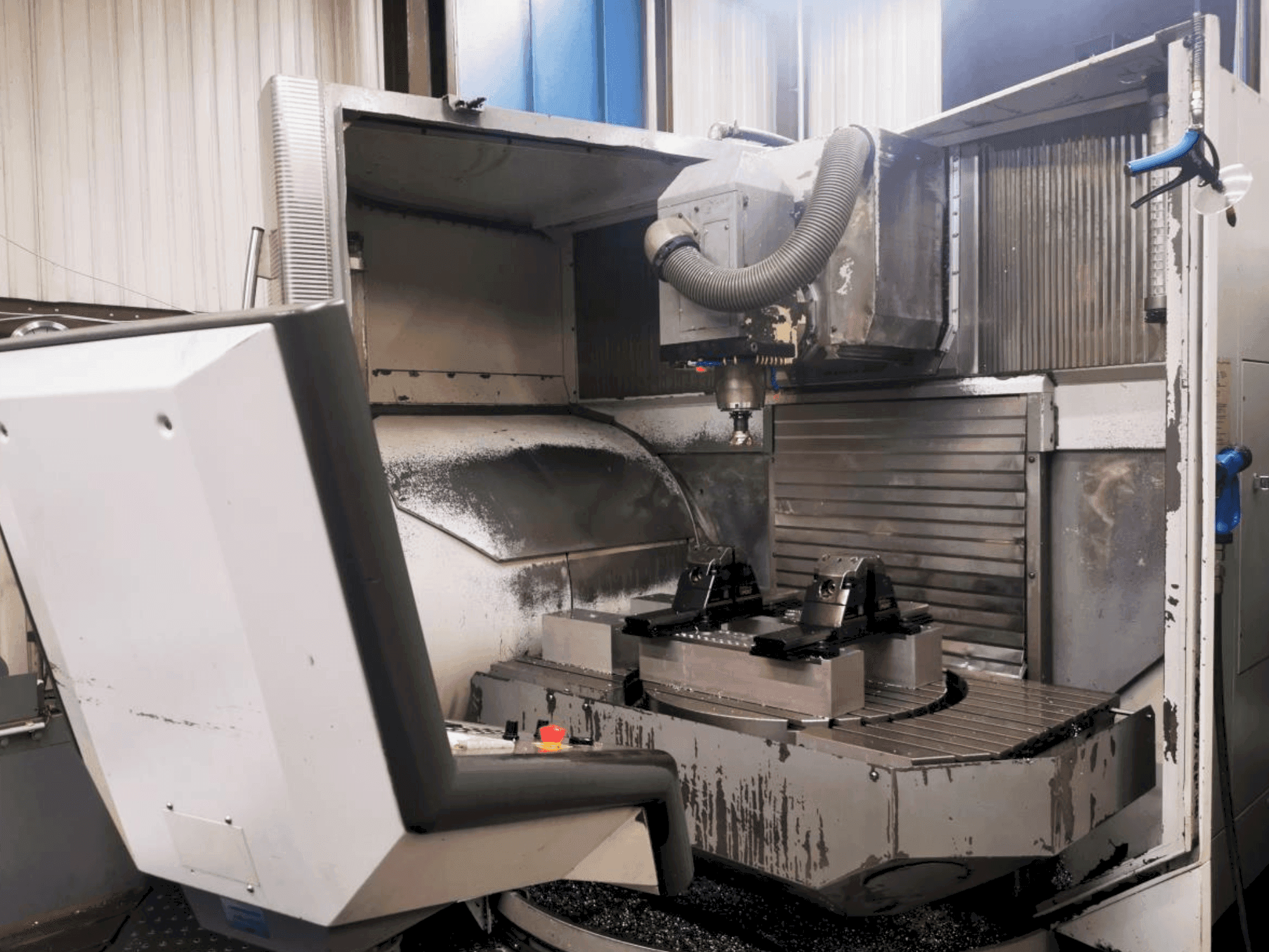Radni prostor stroja DECKEL MAHO DMU 100T