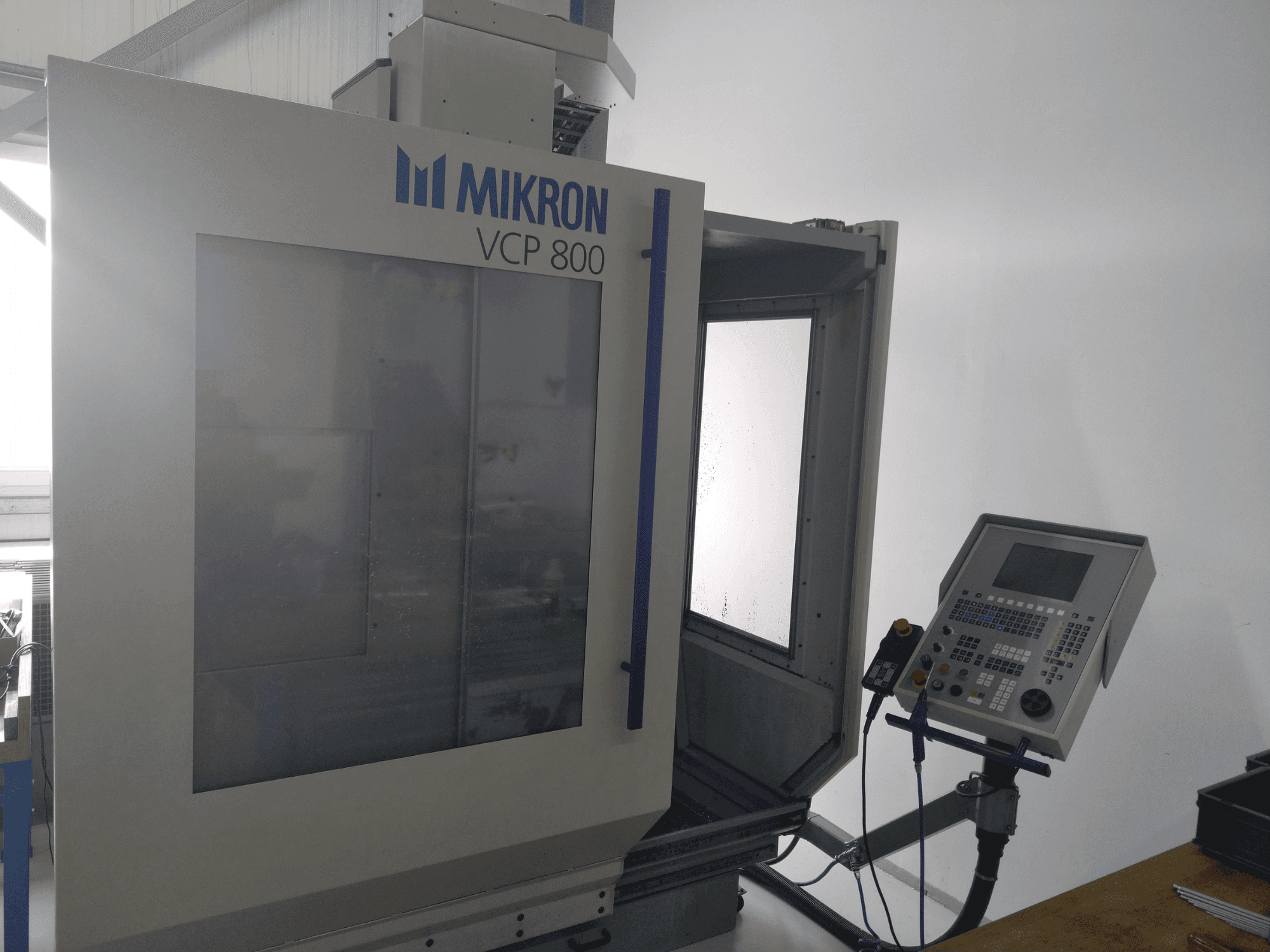 Prikaz stroja MIKRON VCP 800 sprijeda