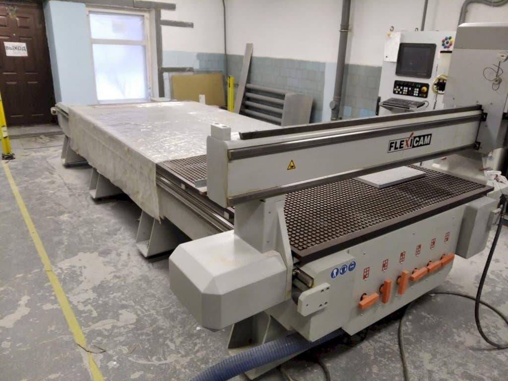 Prikaz stroja Becker FLEXICAM 1540 sprijeda