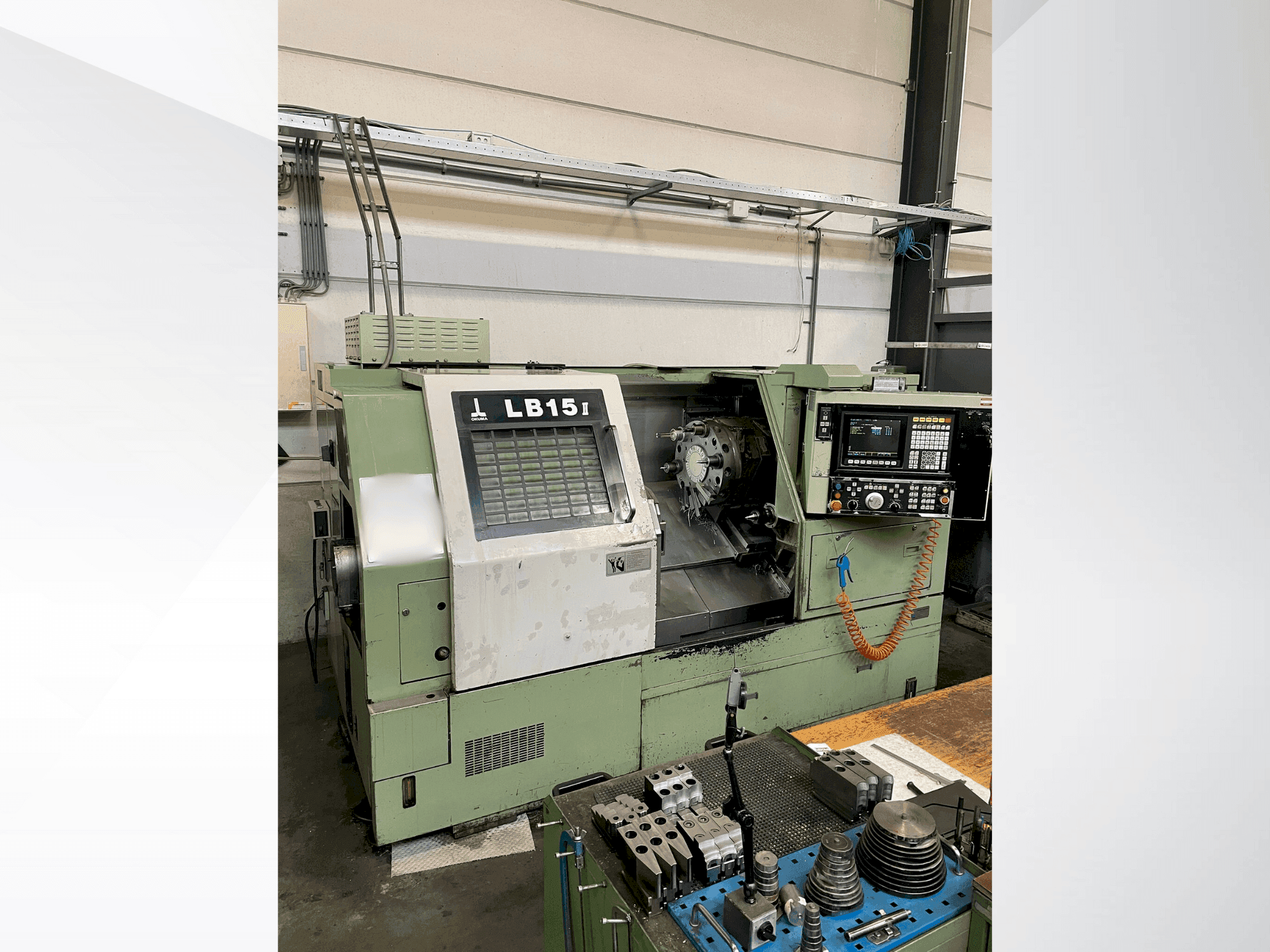 Prikaz stroja Okuma LB15II sprijeda